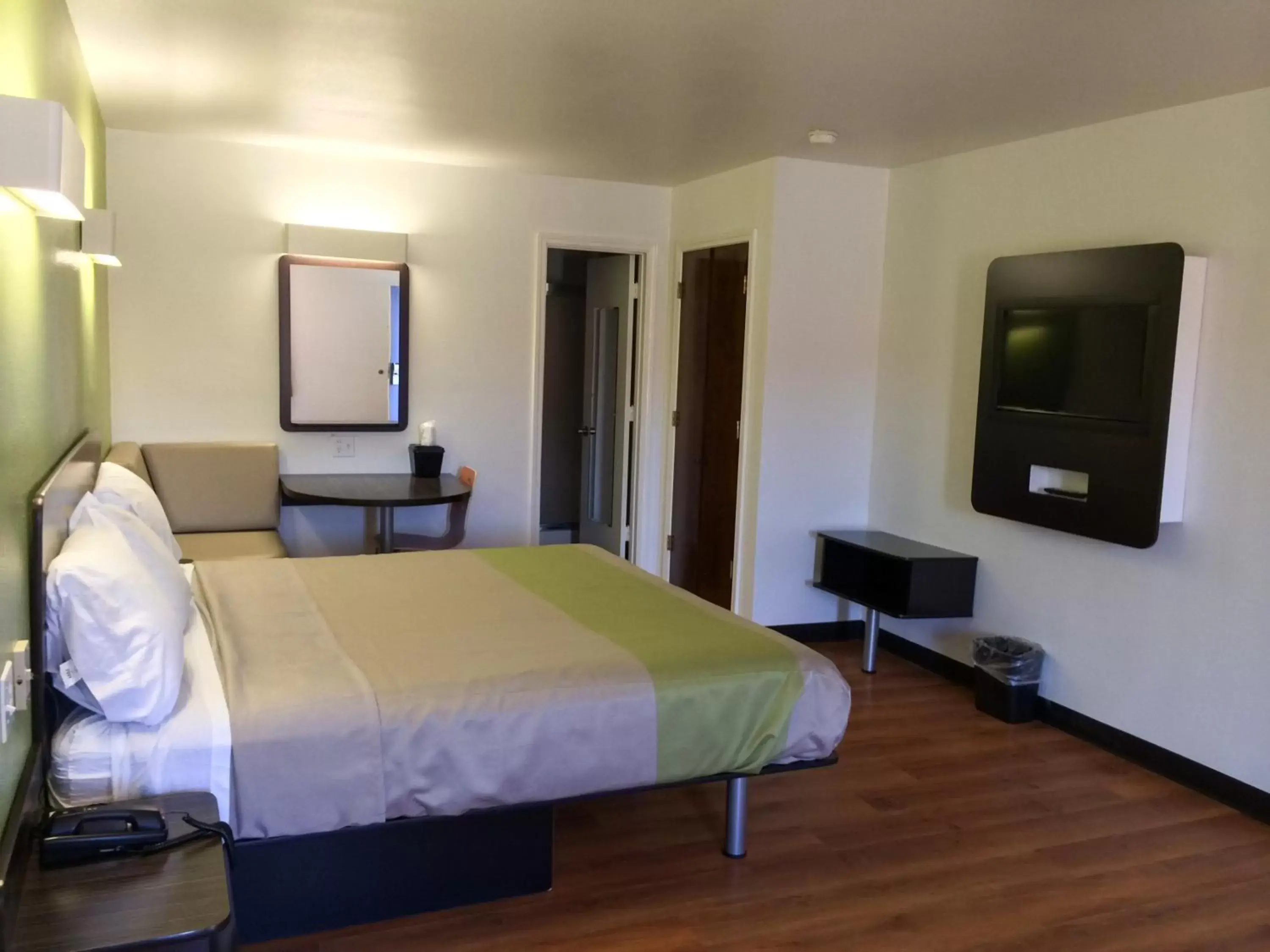 Bedroom, Bed in Motel 6-Longview, TX - North