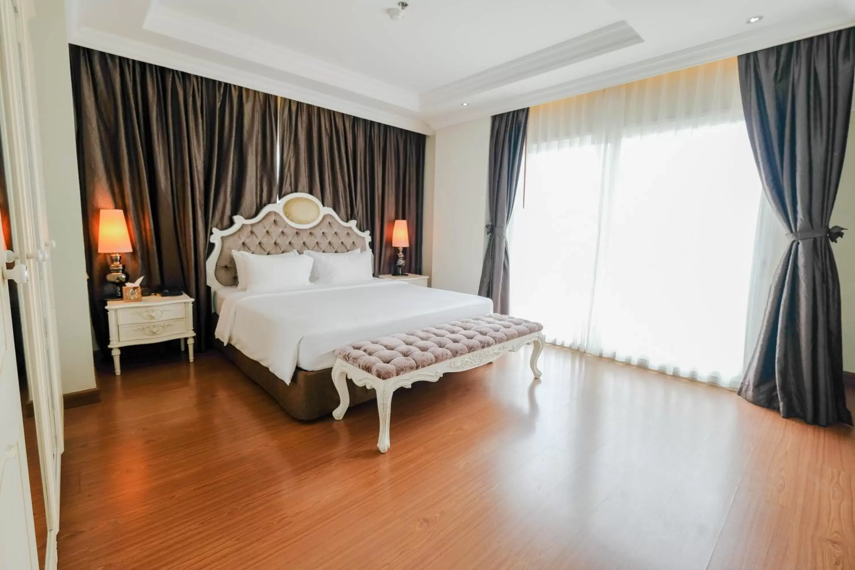 Bedroom, Bed in LK Miracle Suite - SHA Extra Plus