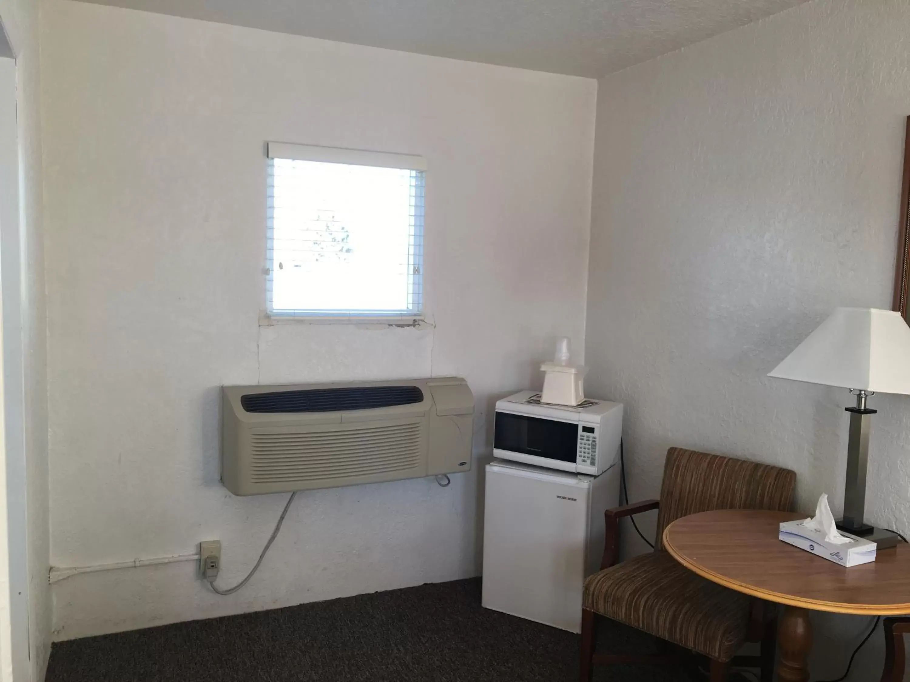 minibar, Kitchen/Kitchenette in Circle S Lodge