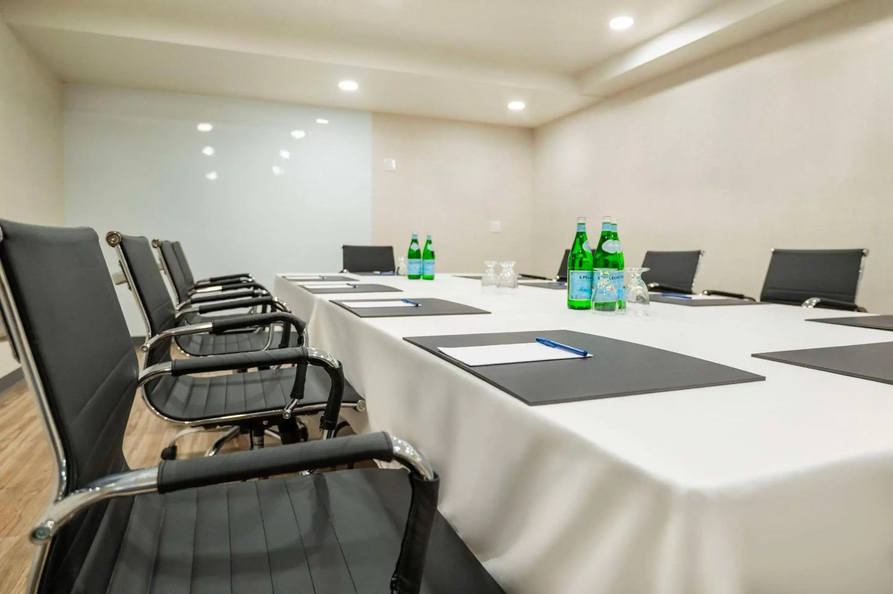 Meeting/conference room in Comfort Inn & Suites Barrie