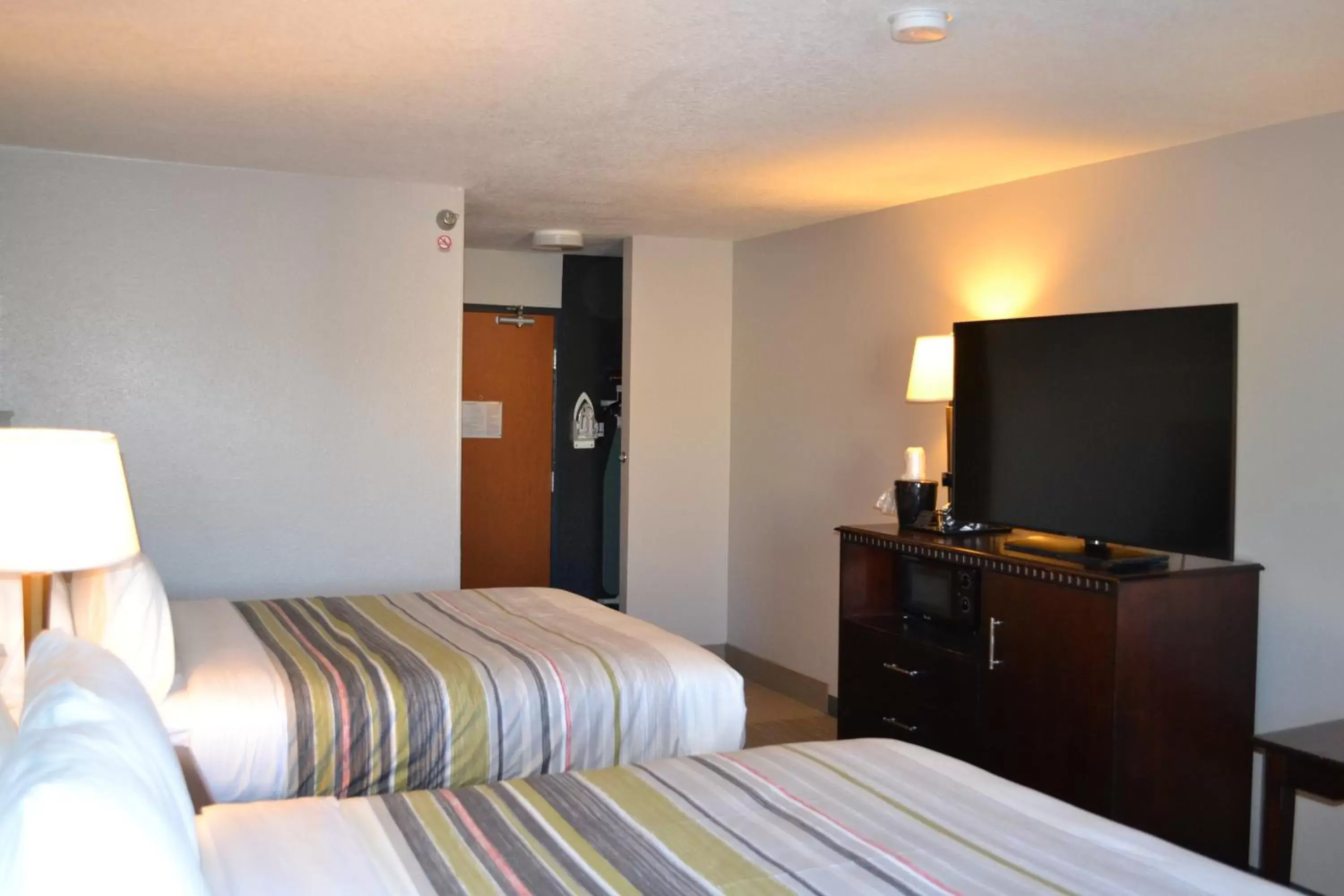 Bed in Country Inn & Suites by Radisson, Fairview Heights, IL