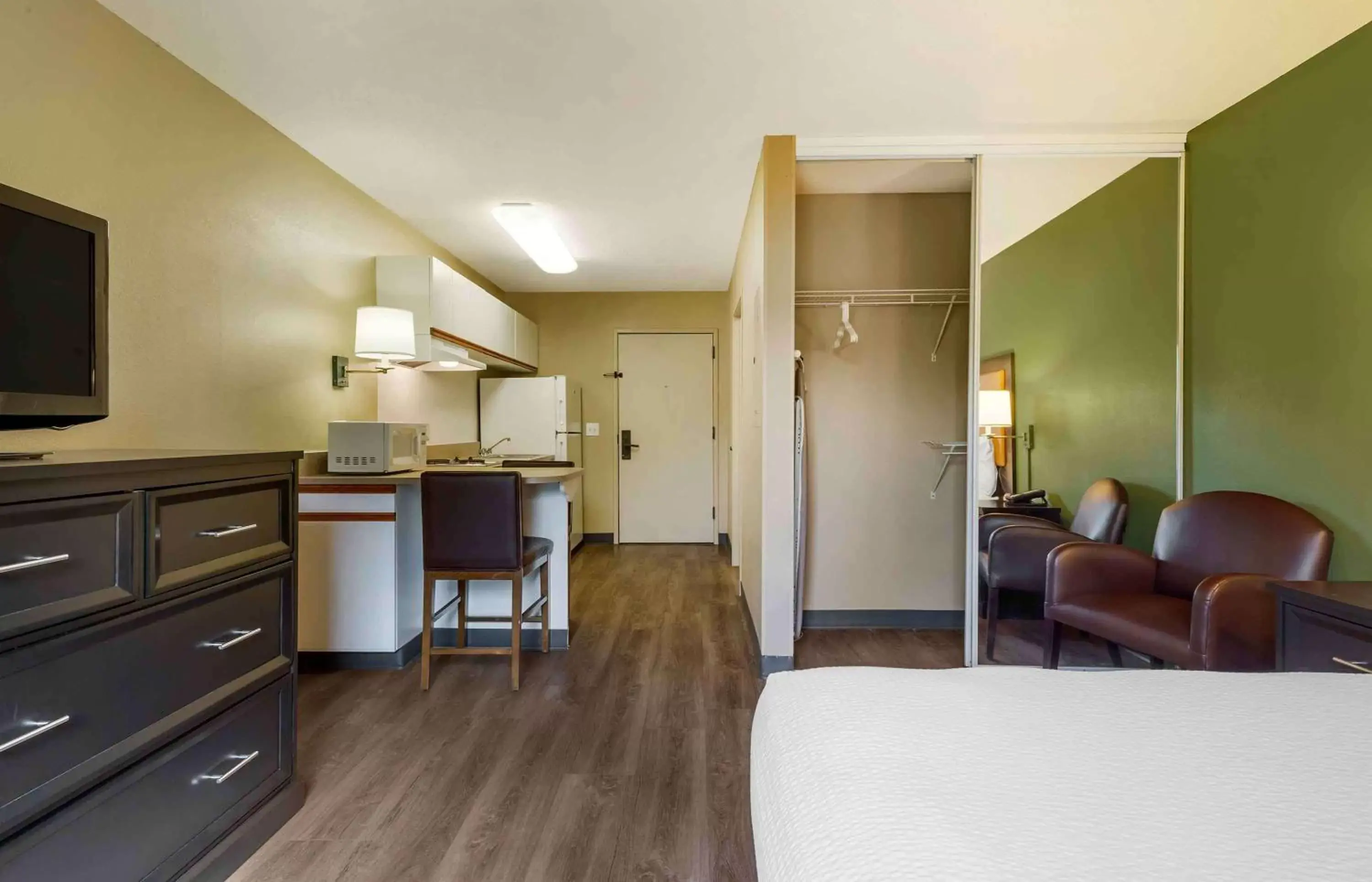 Bedroom, Kitchen/Kitchenette in Extended Stay America Suites - Boston - Marlborough