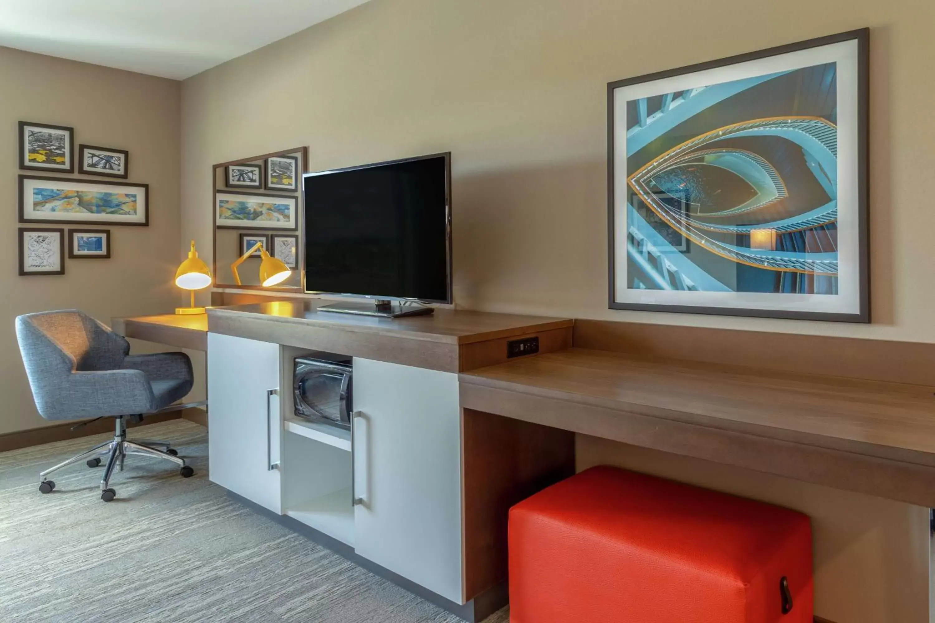 Bedroom, TV/Entertainment Center in Hampton Inn Bourbonnais Kankakee