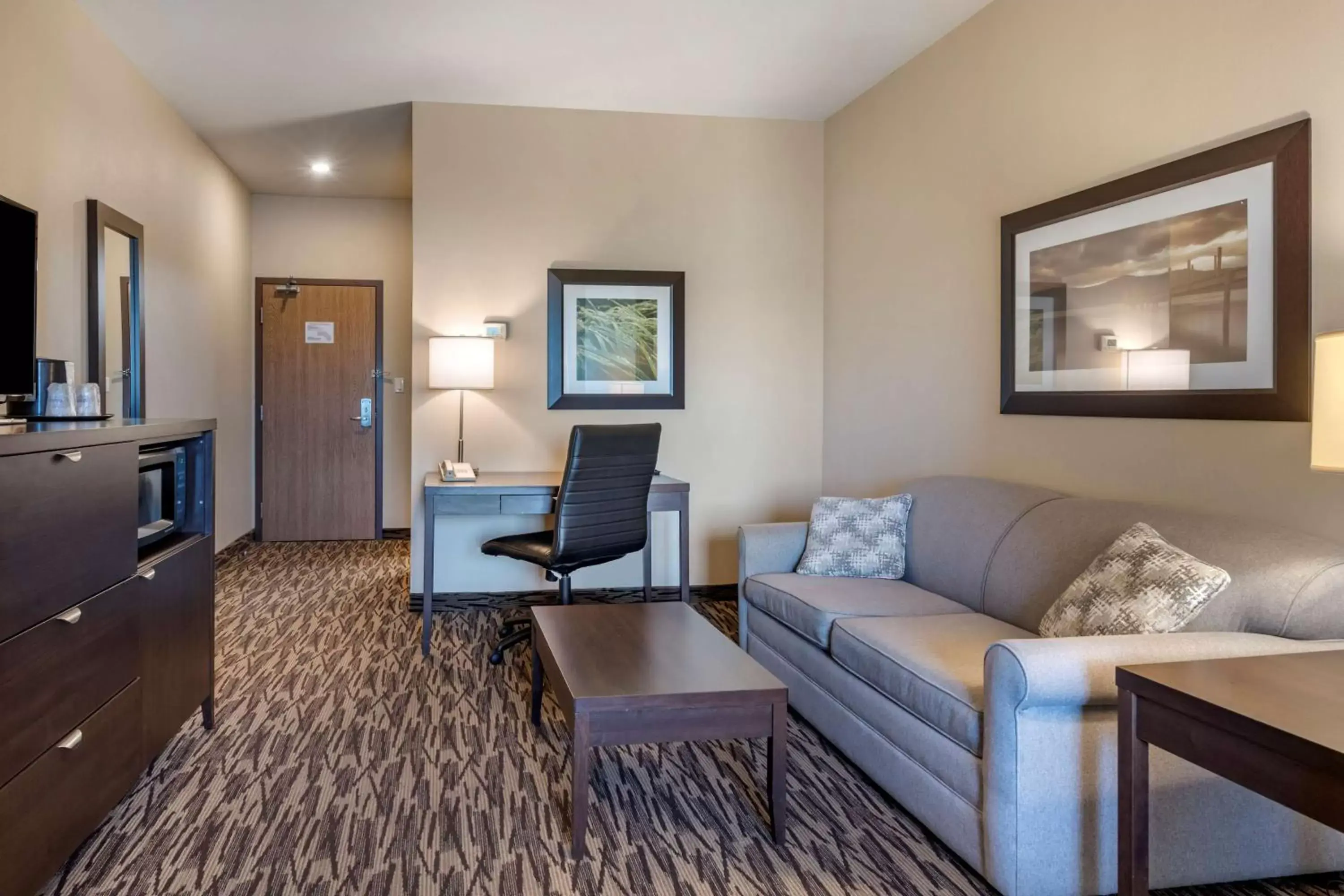 Bedroom, Seating Area in Best Western Plus Bridgewater Hotel & Convention Centre