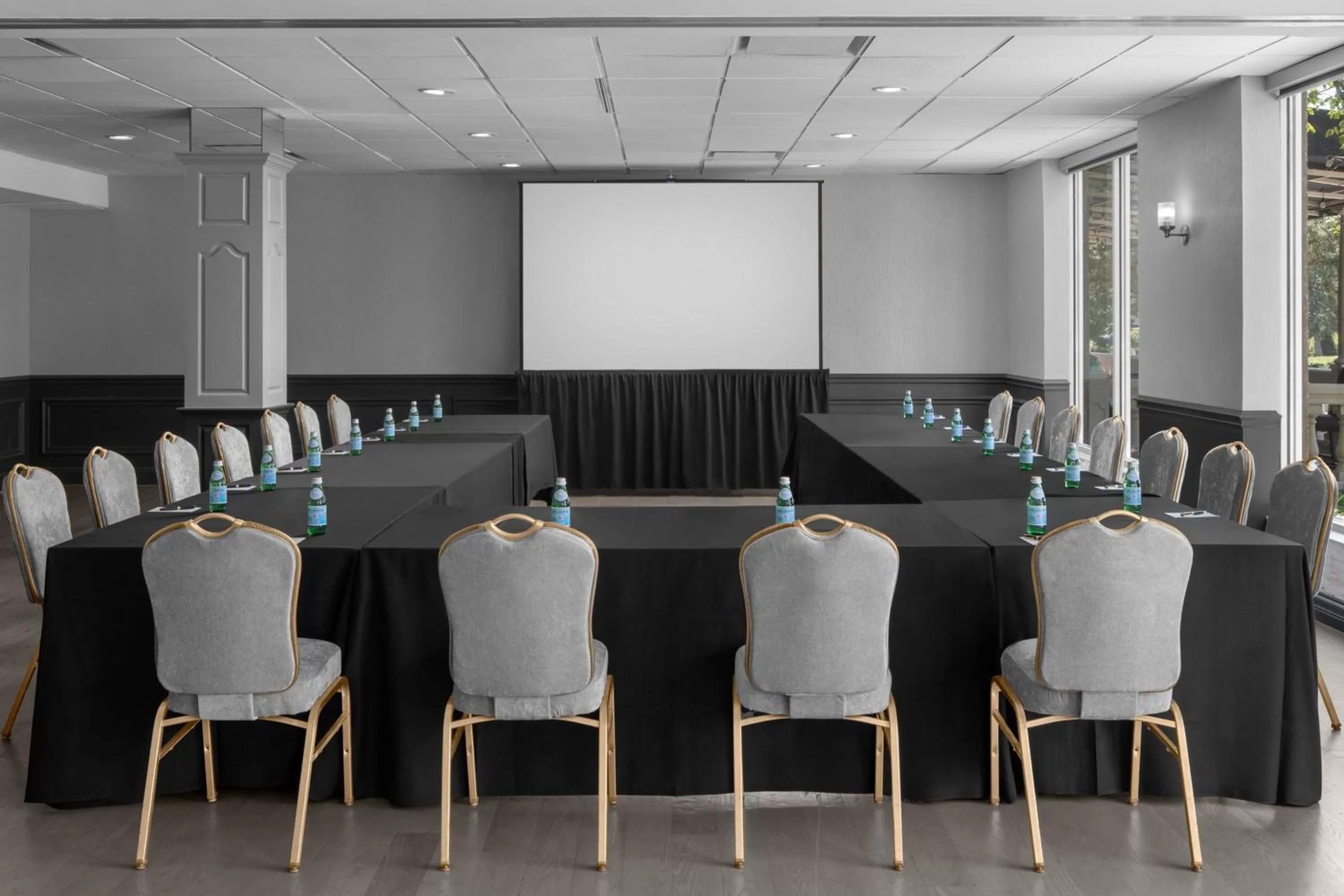 Meeting/conference room in The Drake Oak Brook, Autograph Collection