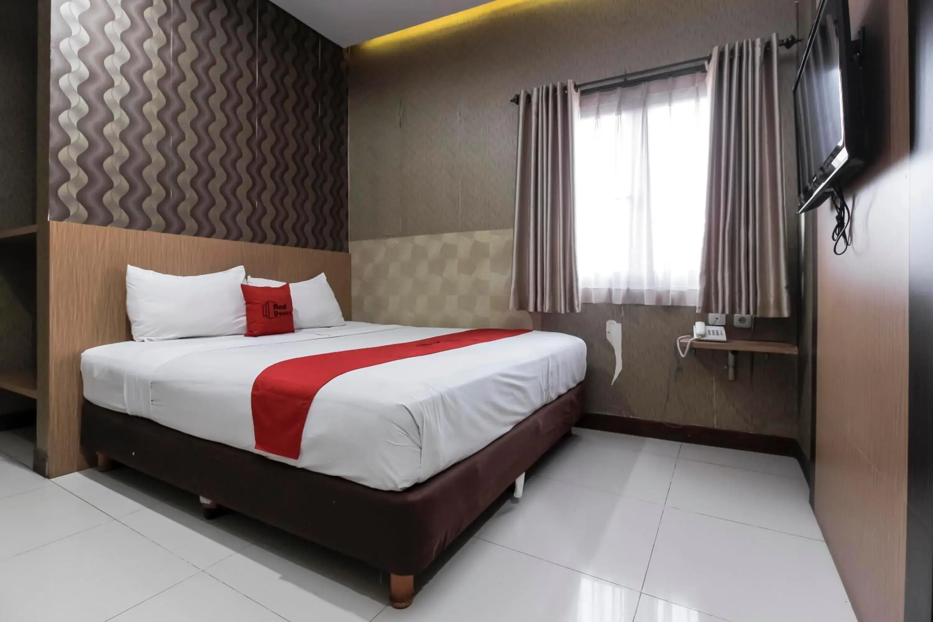 Bedroom, Bed in RedDoorz Plus @ Tuparev Cirebon