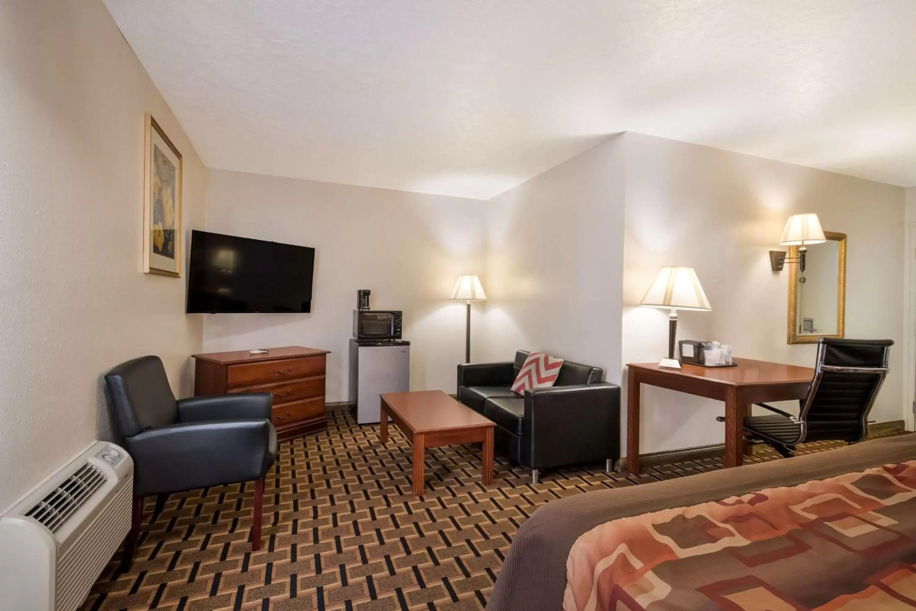 Bedroom, Seating Area in SureStay Hotel by Best Western Duncan