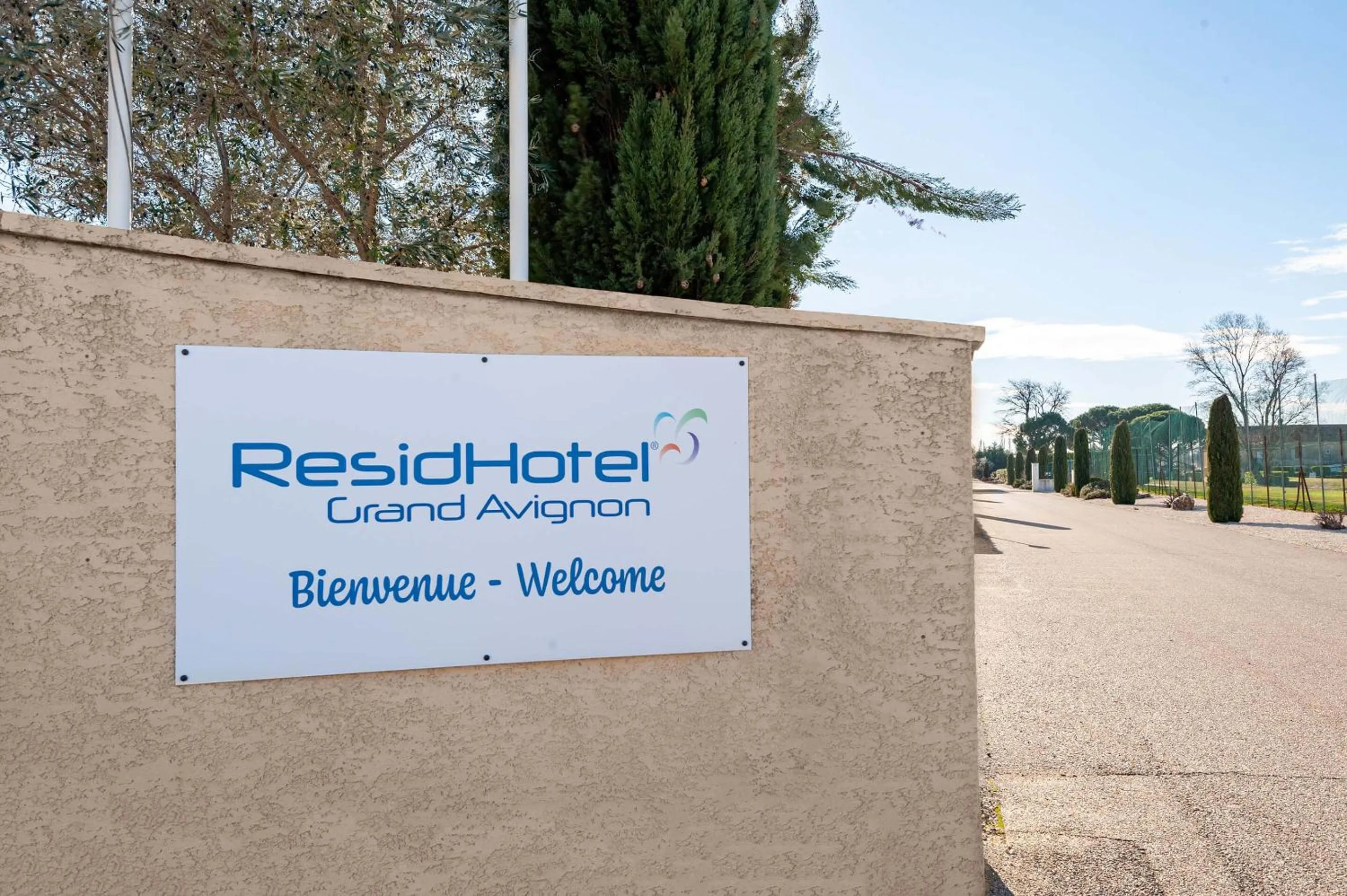 Facade/entrance in Residhotel Golf Grand Avignon