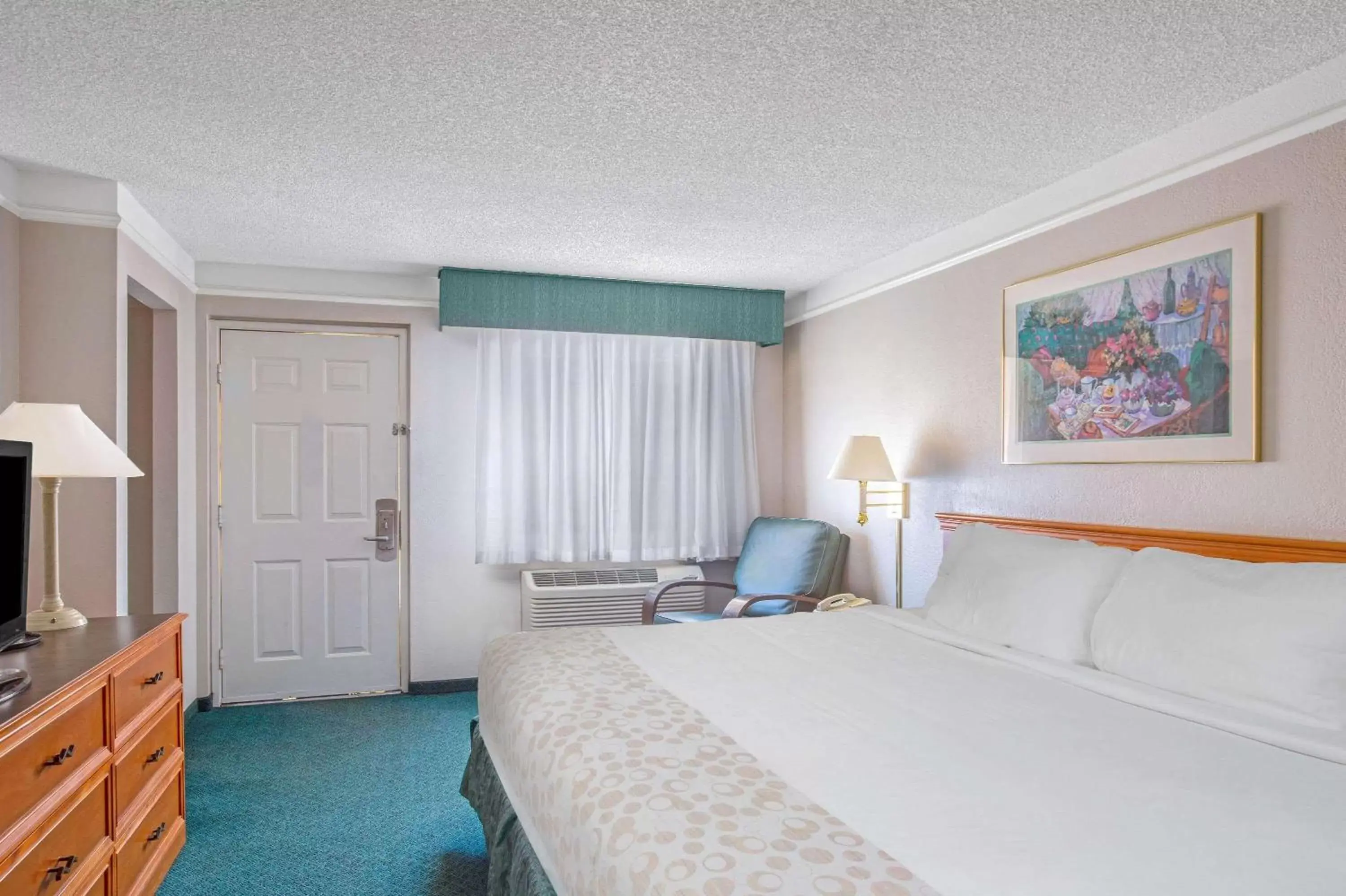 Photo of the whole room, Bed in La Quinta Inn by Wyndham Reno