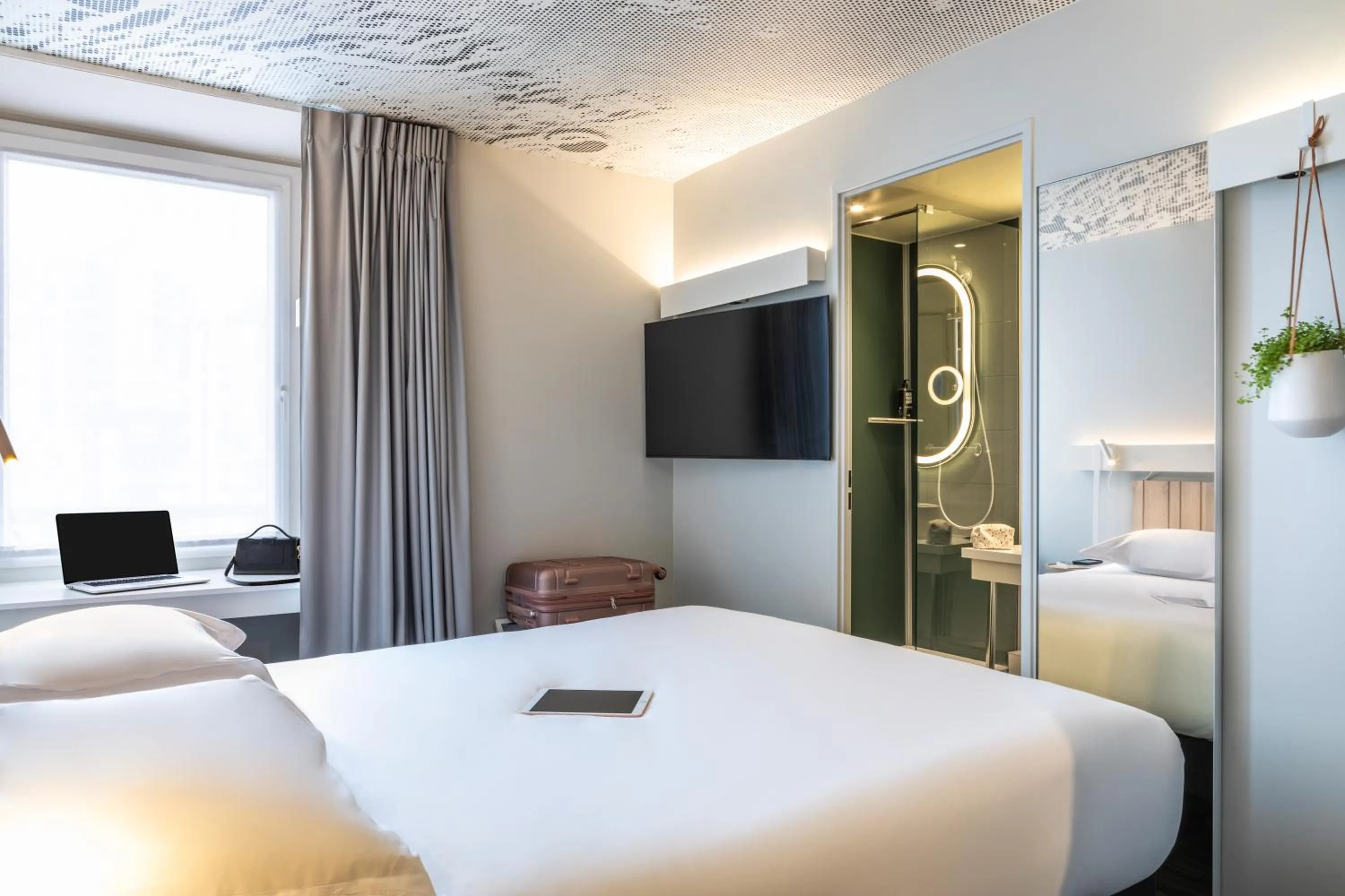 Shower, Bed in ibis Paris Nation Davout