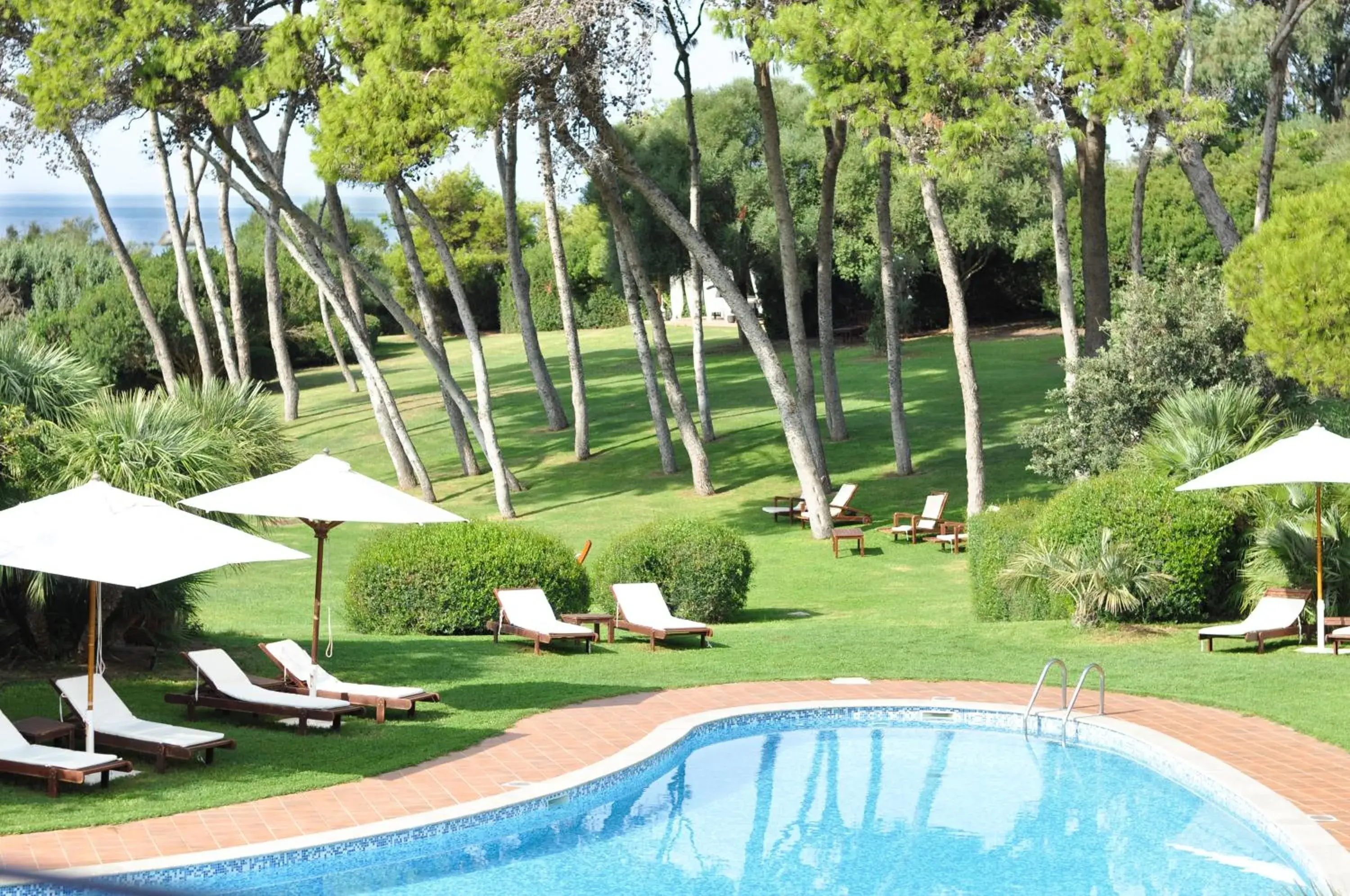 Garden, Swimming Pool in Hotel Cala Caterina