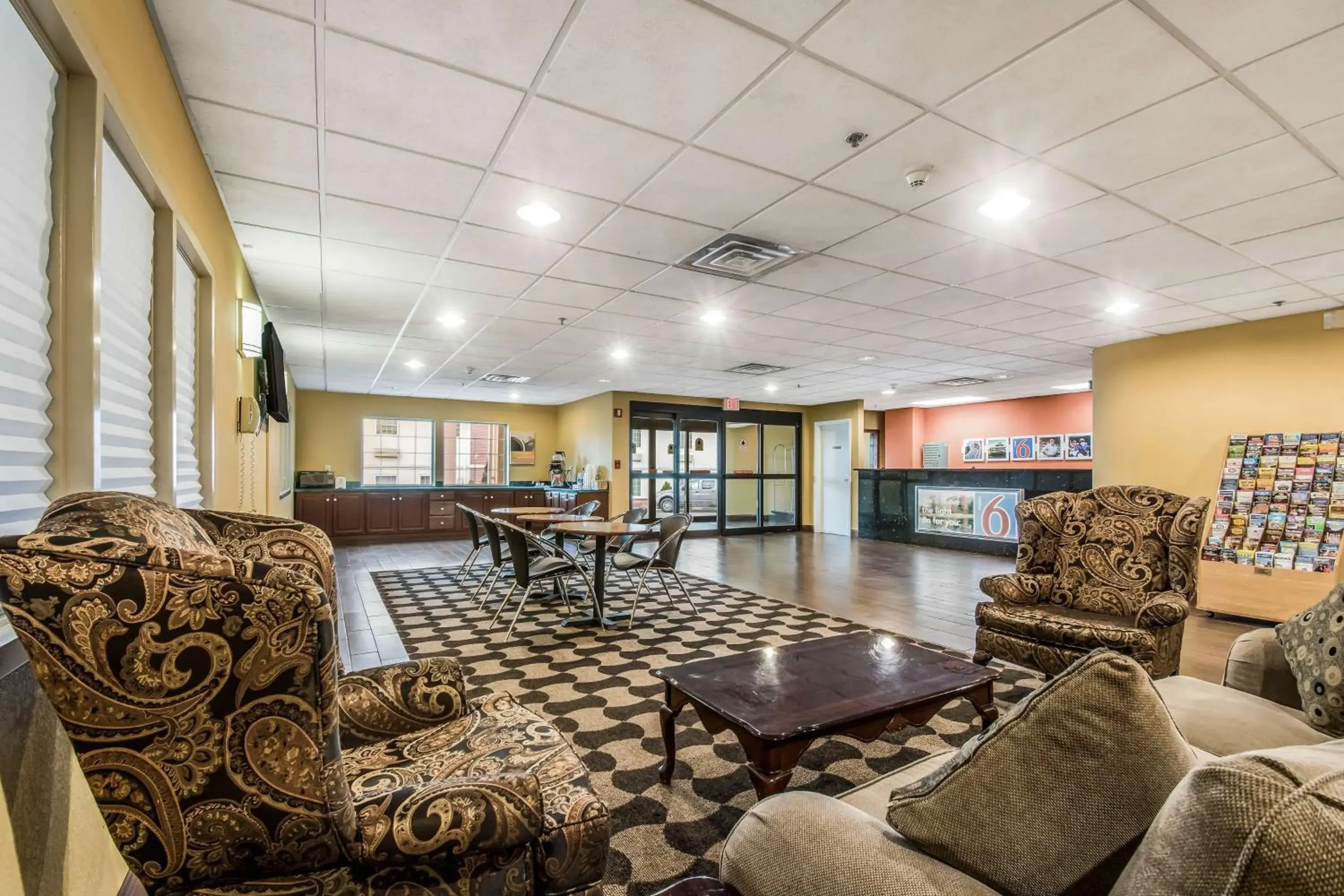 Communal lounge/ TV room, Lobby/Reception in Motel 6-Harrisburg, PA - Hershey North