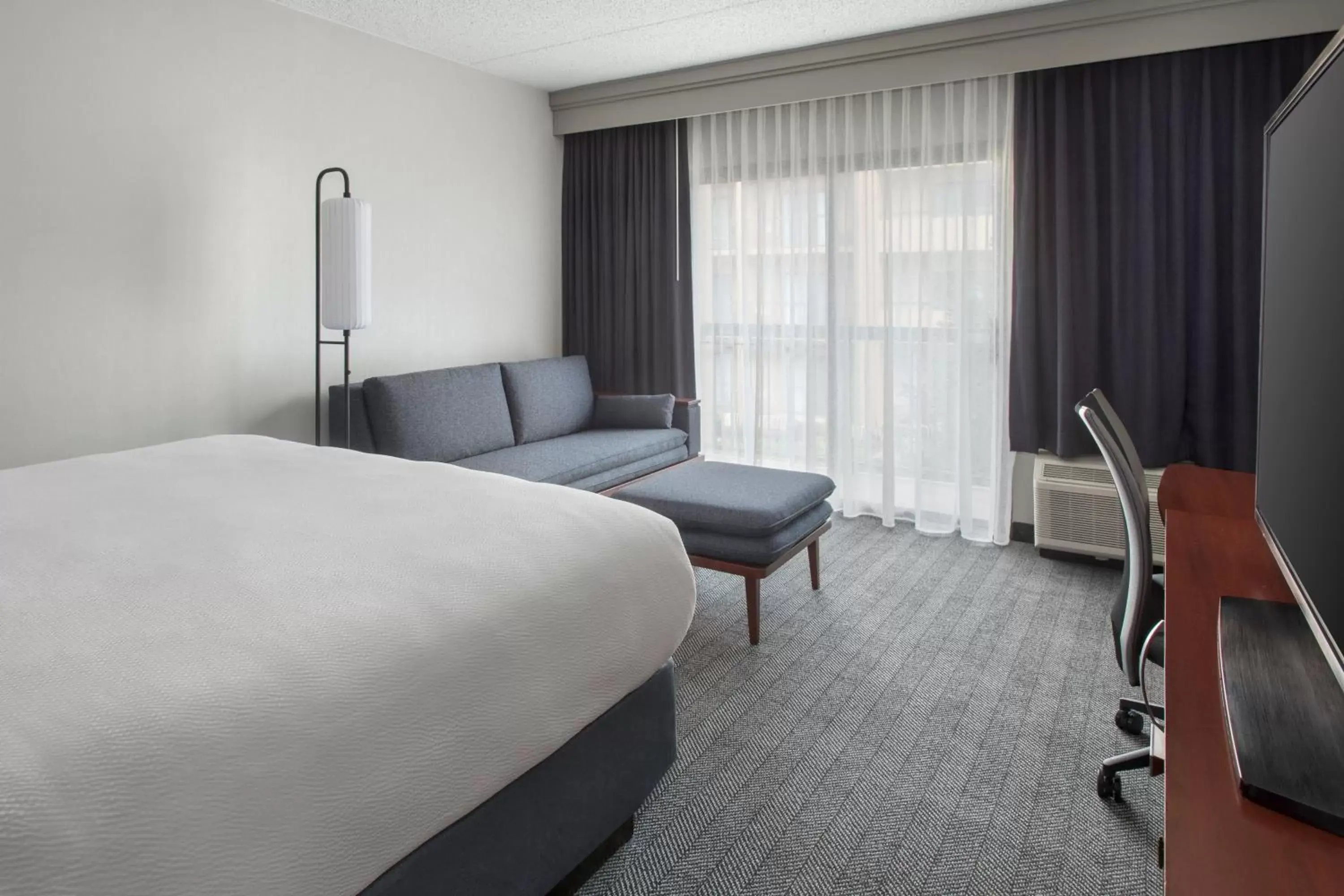 Photo of the whole room, Bed in Courtyard By Marriott Baltimore Hunt Valley