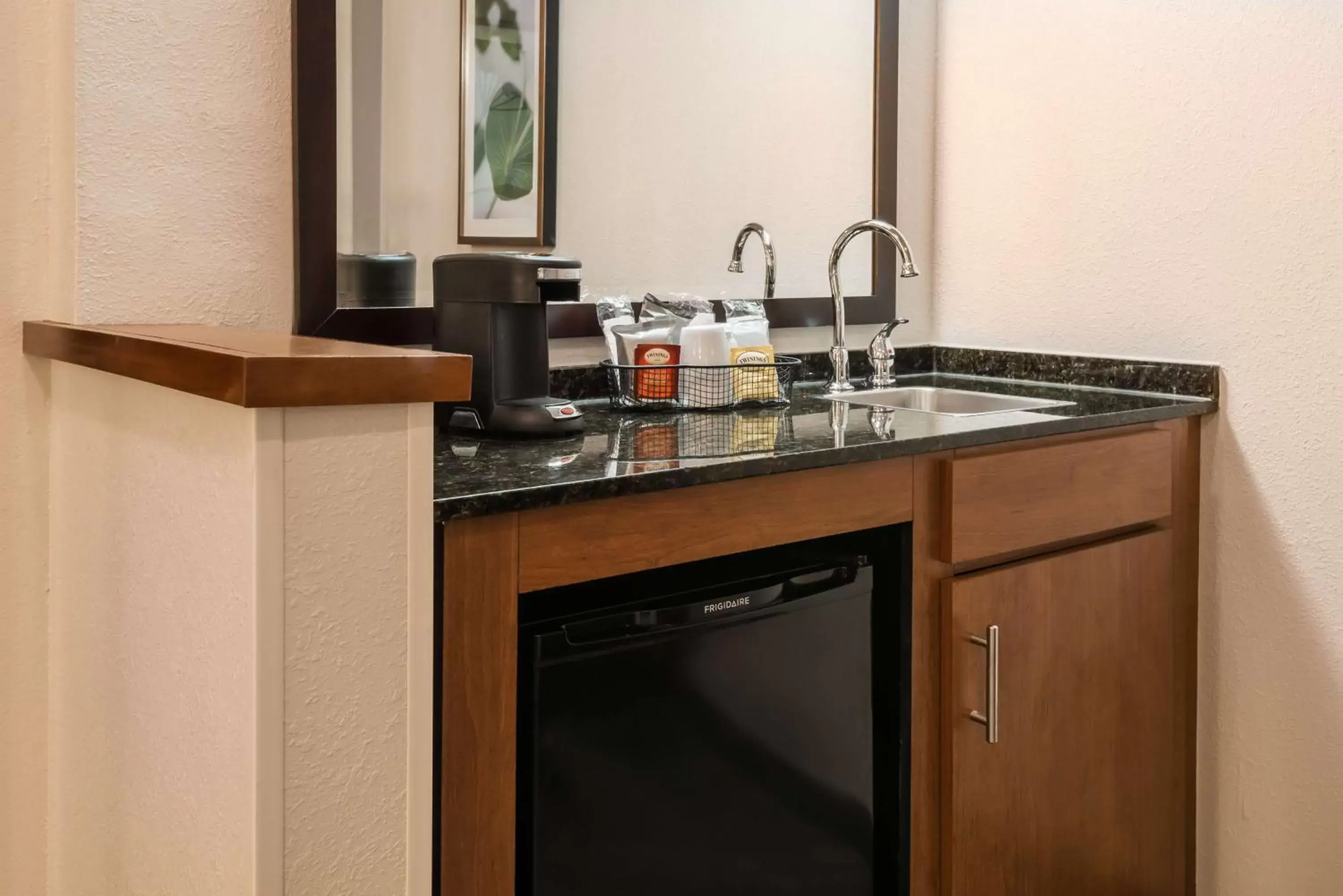 Photo of the whole room, Kitchen/Kitchenette in Hyatt Place Atlanta Duluth Johns Creek