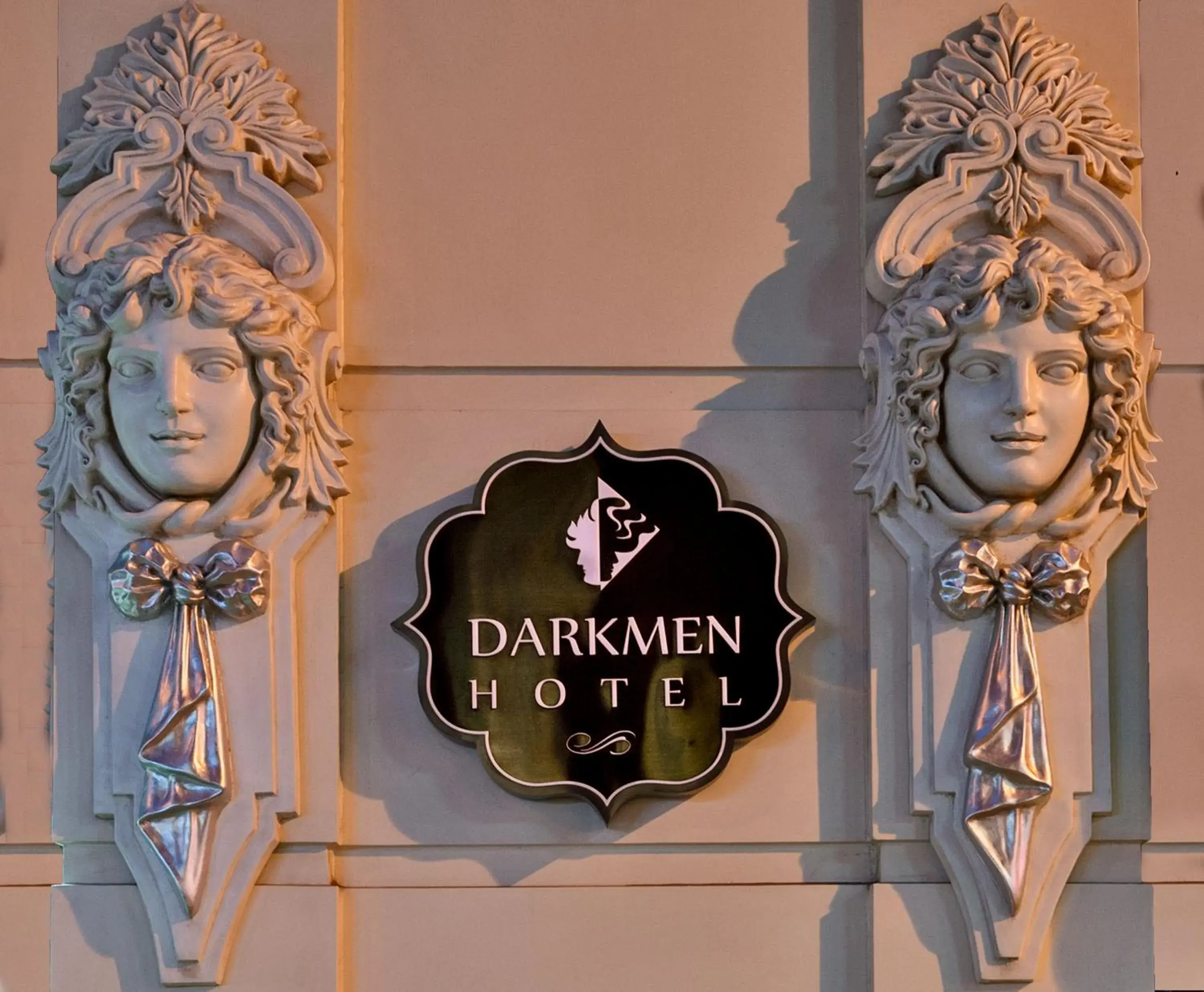 Facade/entrance in Darkmen Hotel 2