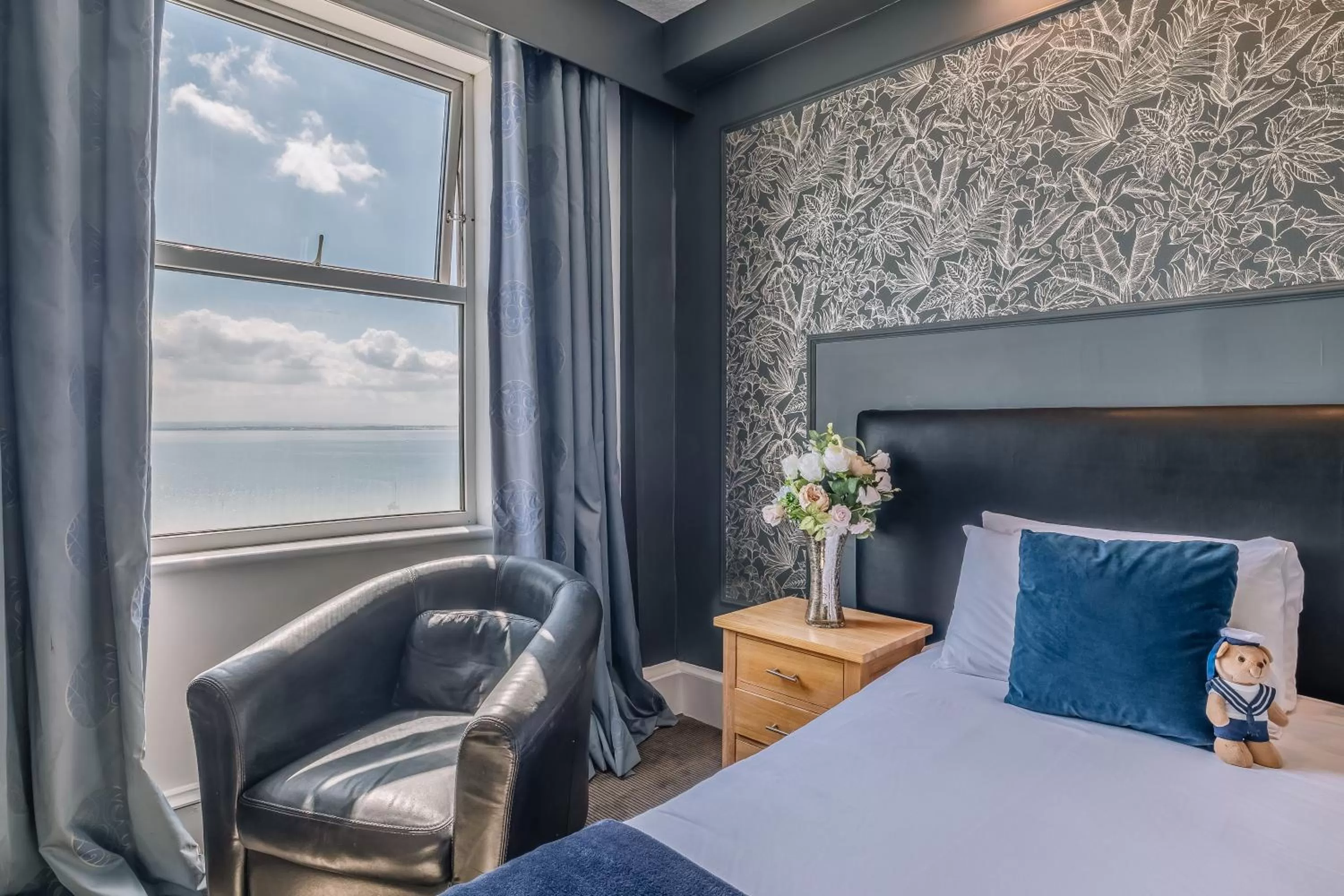 View (from property/room), Bed in Muthu Westcliff Hotel (Near London Southend Airport)