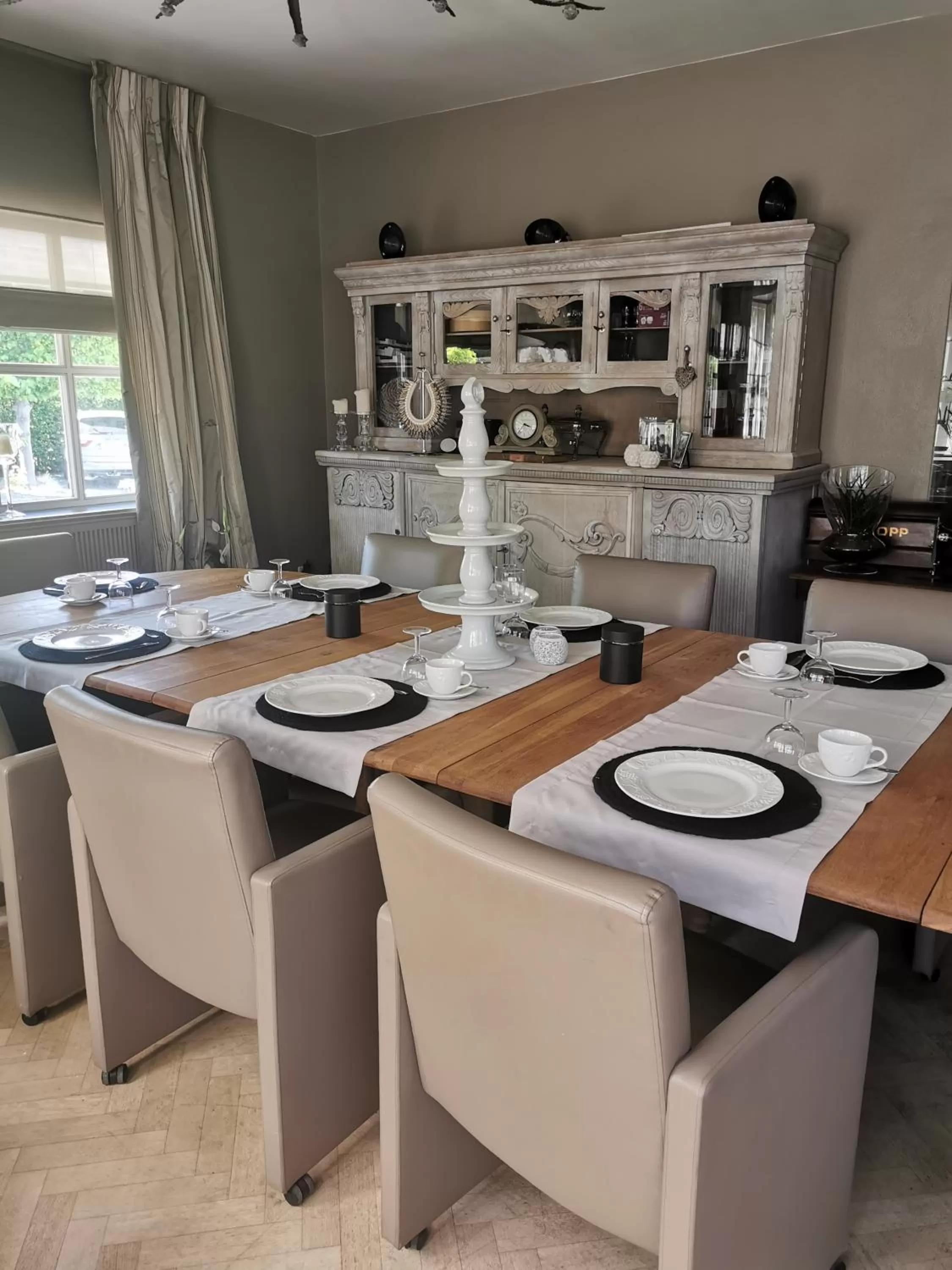 Dining area in Bed & Bokes aan de Maaskant