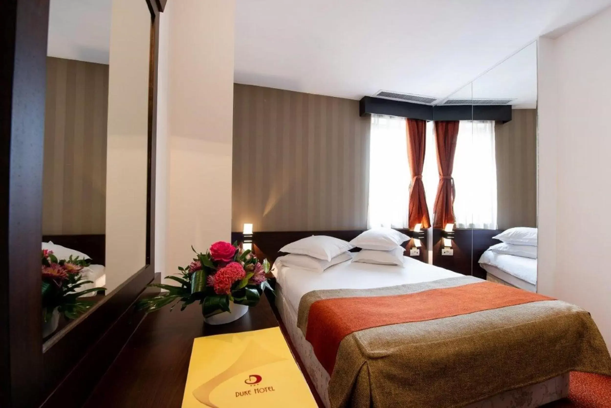 Bed in Hotel Duke Armeneasca - Ex Tempo