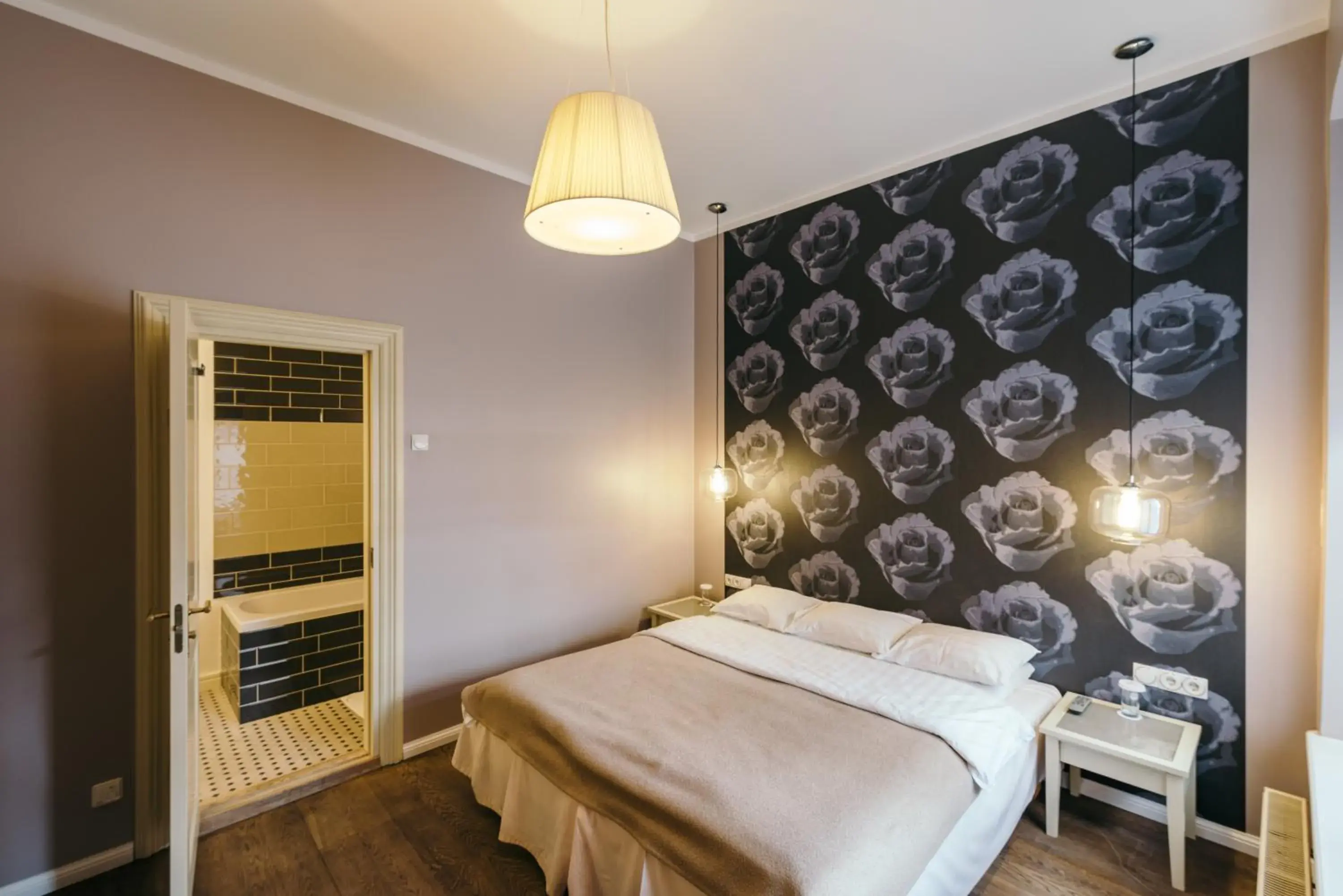 Bathroom, Bed in Merchants House Hotel