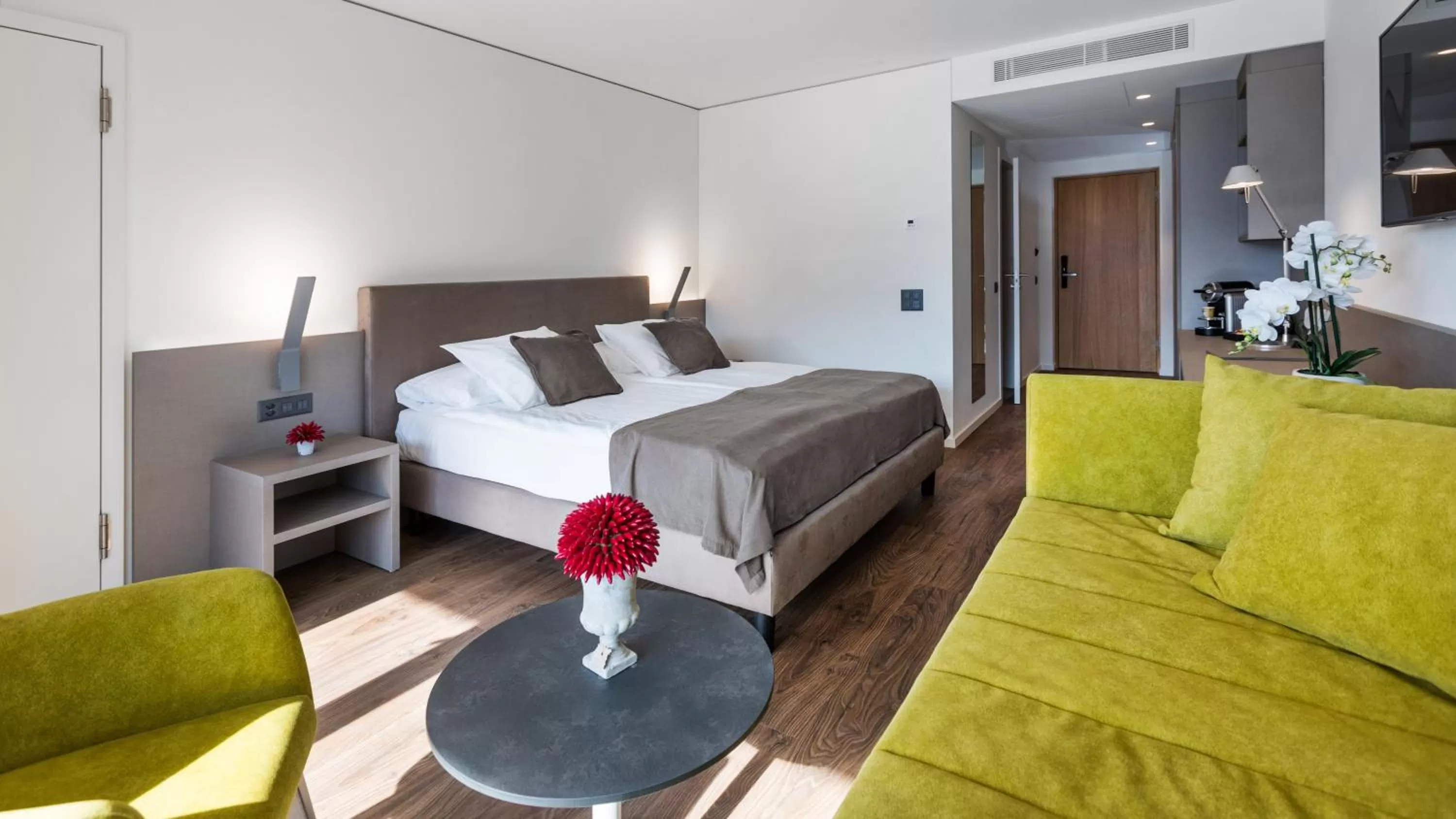 Photo of the whole room, Bed in Hotel Lago Maggiore - Welcome!