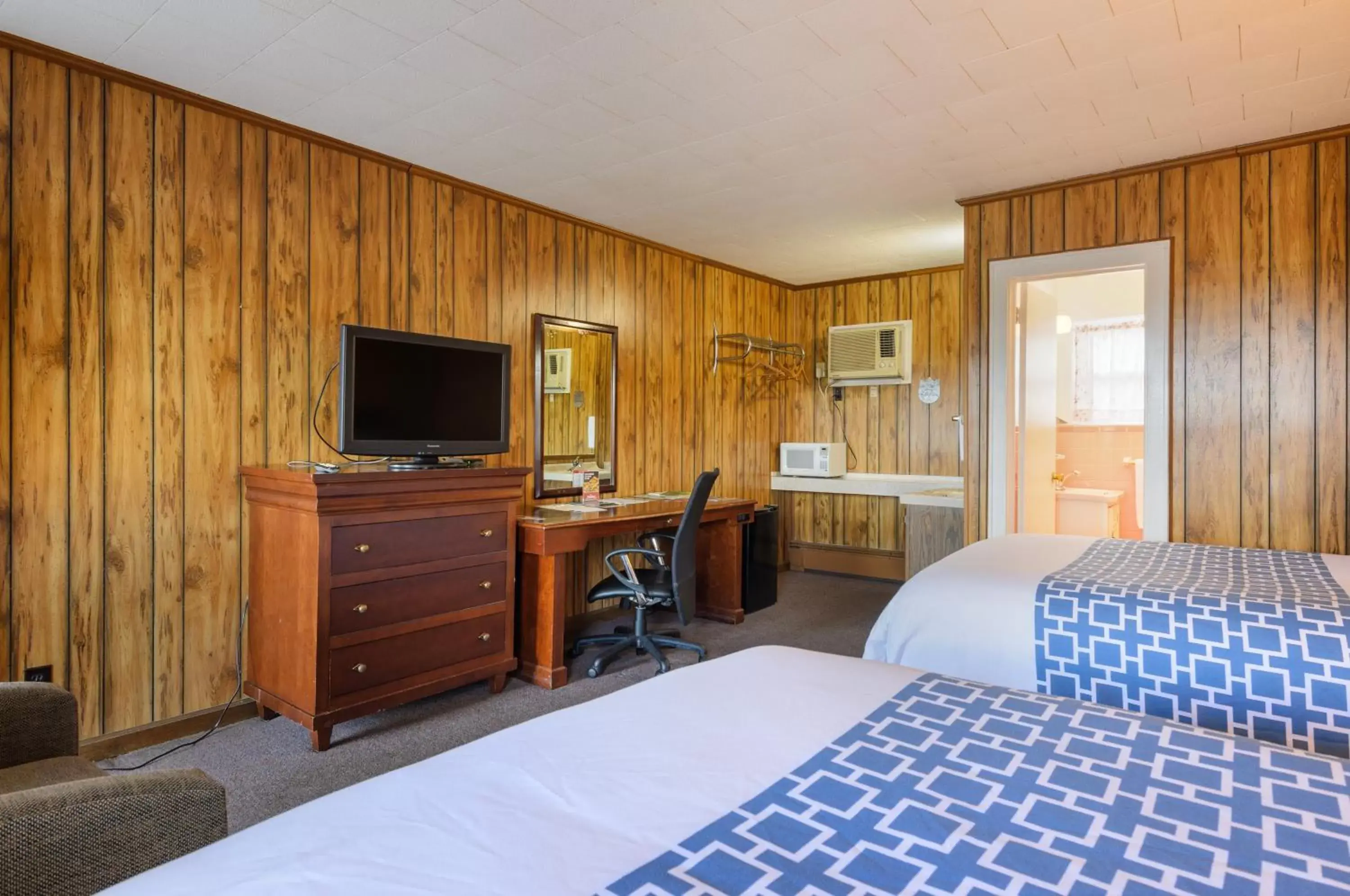 TV and multimedia, Bed in Knob Hill Motor Lodge