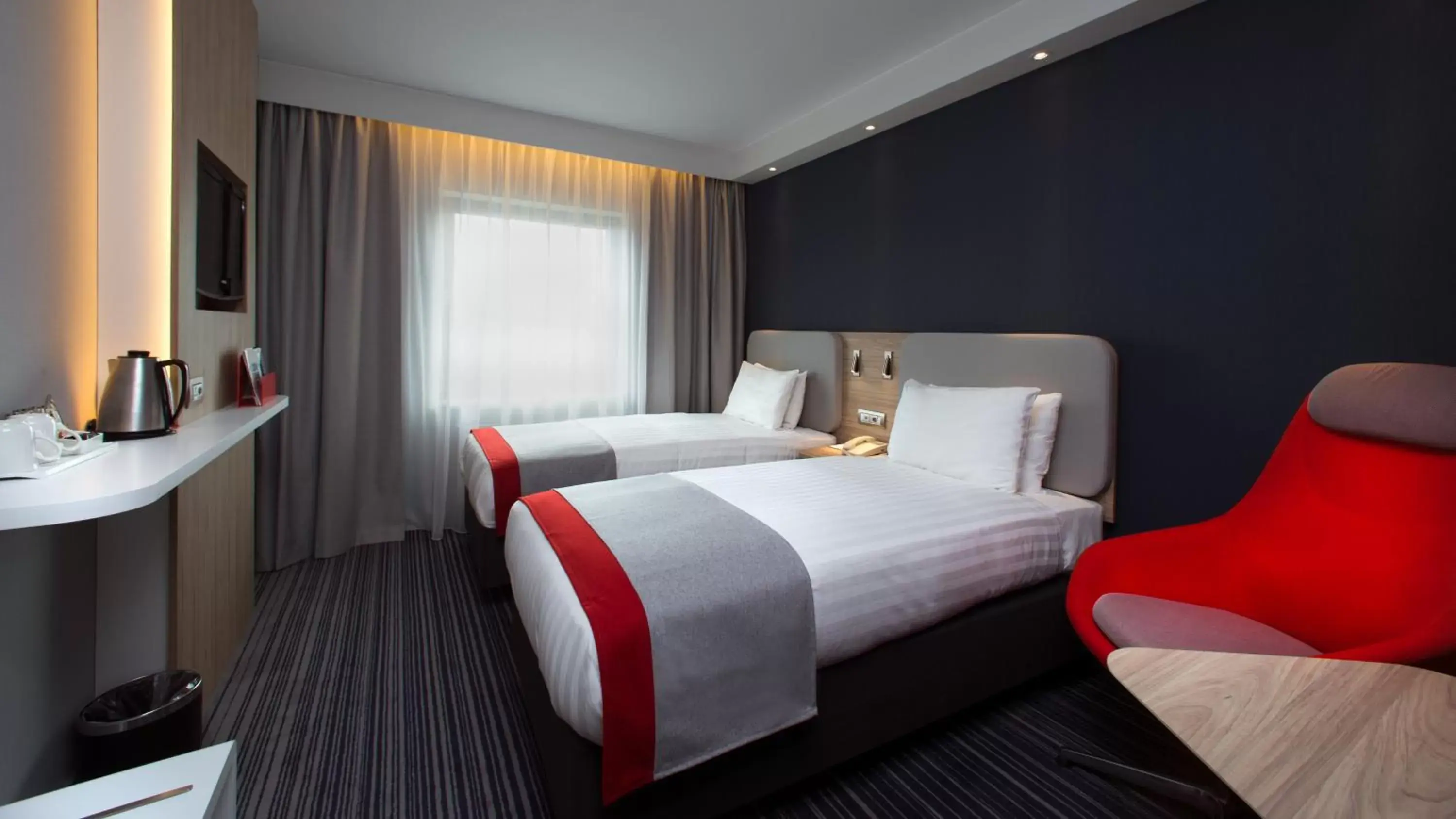 Bedroom, Bed in Holiday Inn Express Geneva Airport