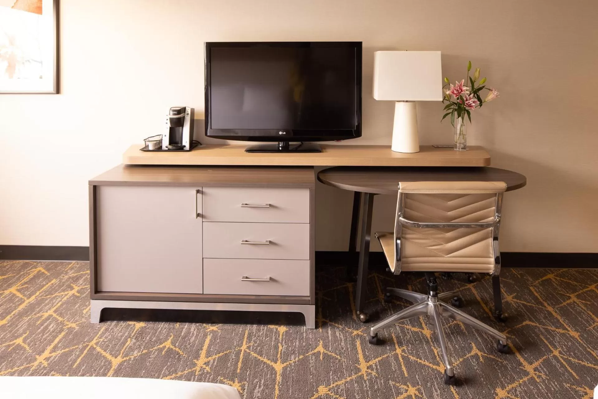 TV and multimedia in Holiday Inn Santa Ana-Orange County Airport by IHG
