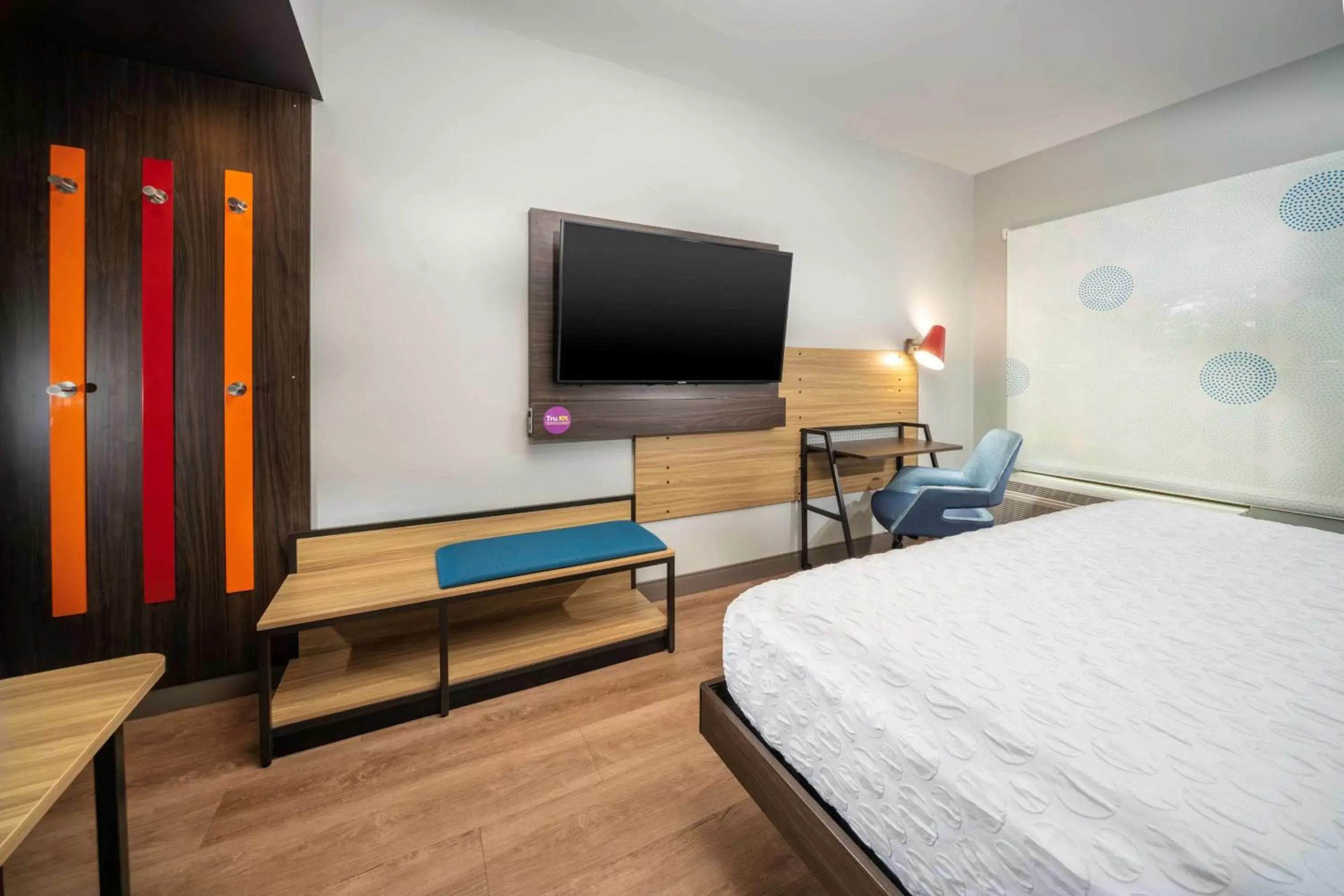 Bedroom, TV/Entertainment Center in Tru By Hilton Minneapolis Mall of America