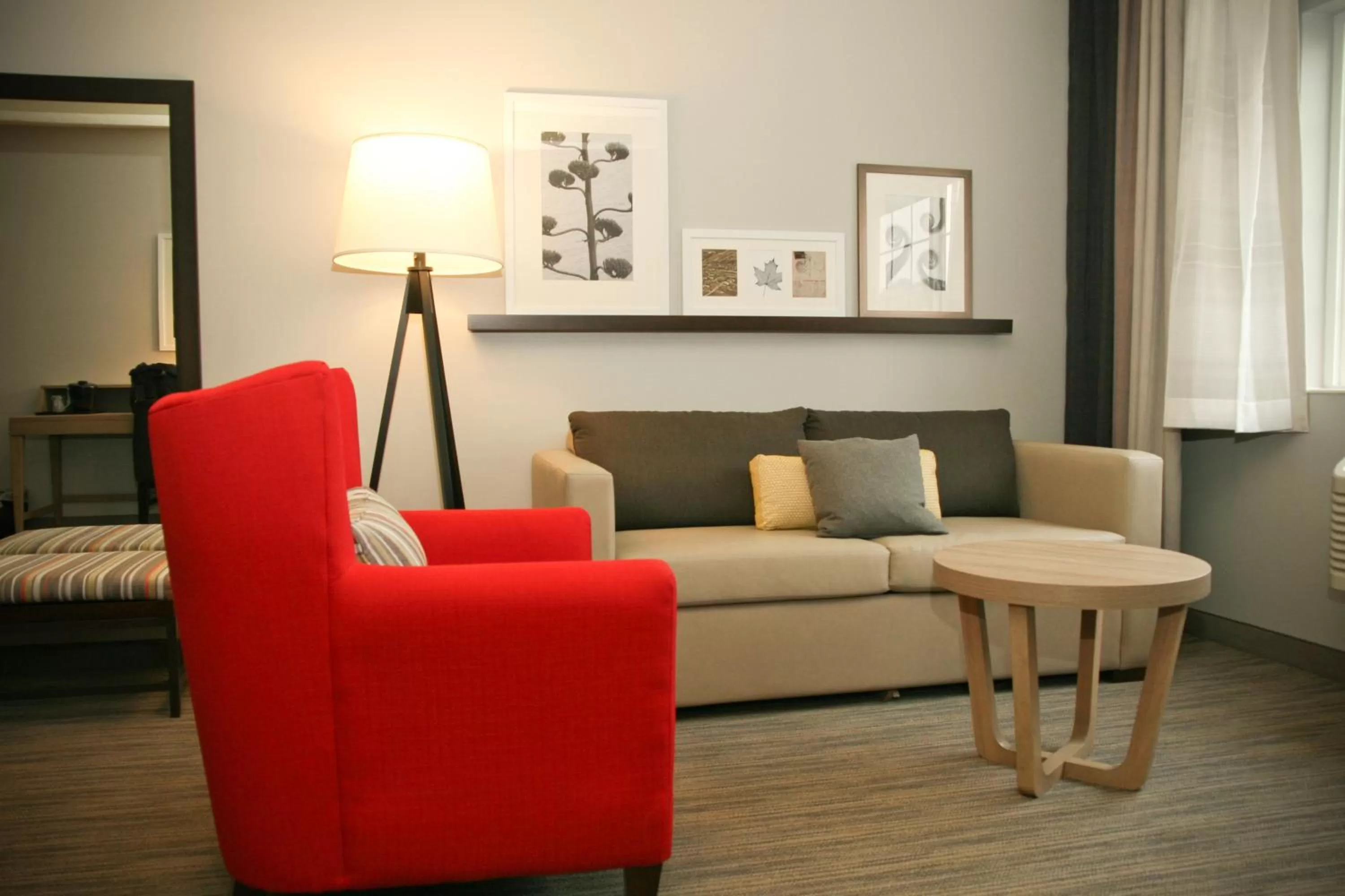 Living room in Country Inn & Suites by Radisson, Prineville, OR
