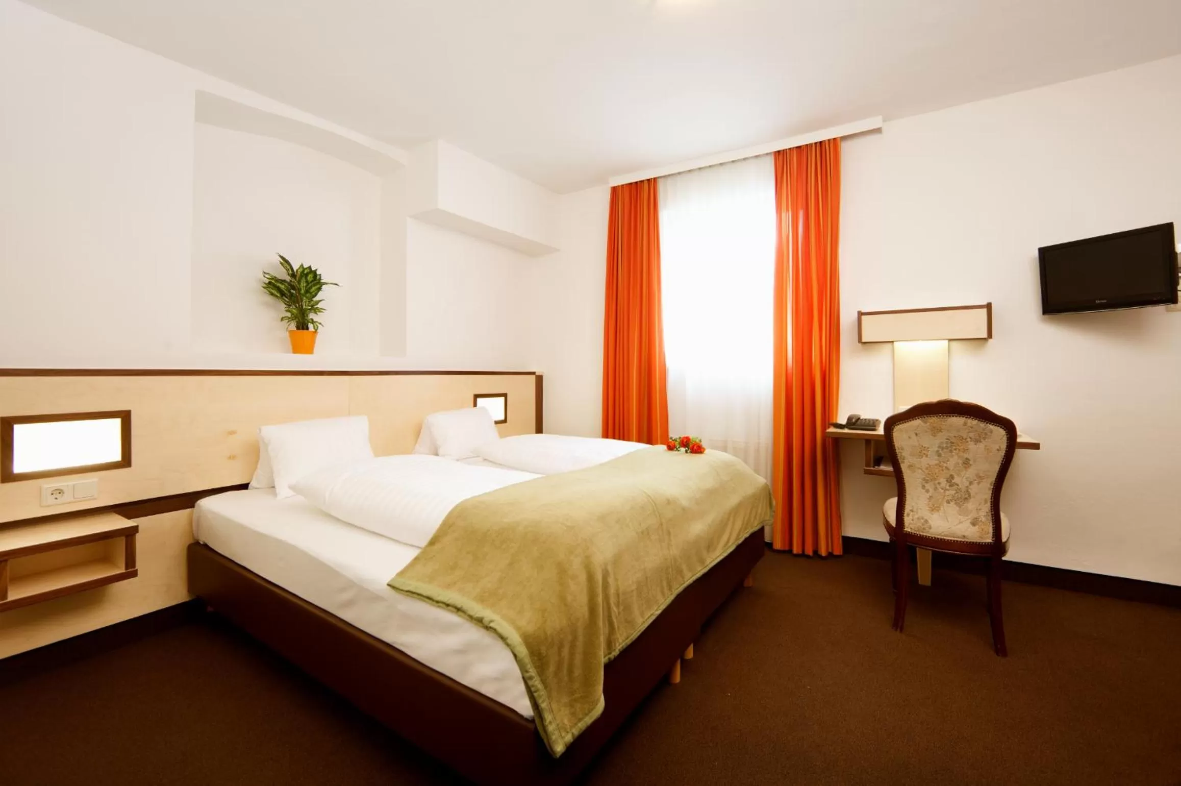 Bed in Hotel Goldene Krone Innsbruck