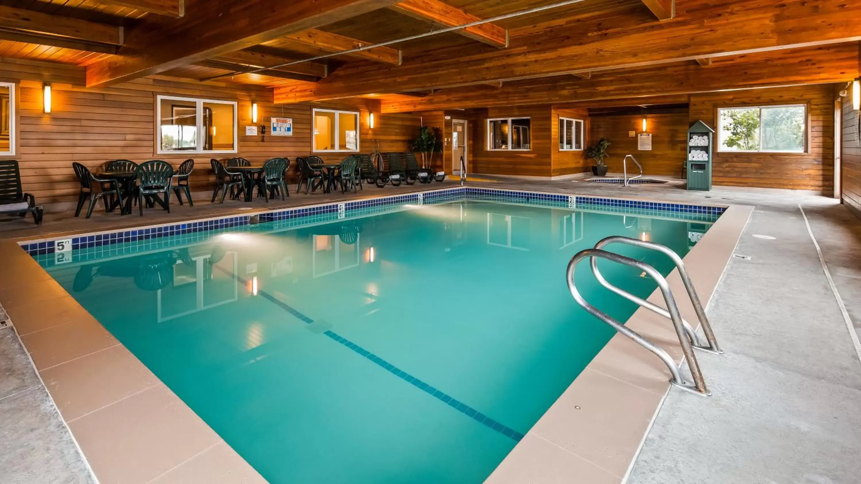 Swimming Pool in Best Western Pinedale Inn