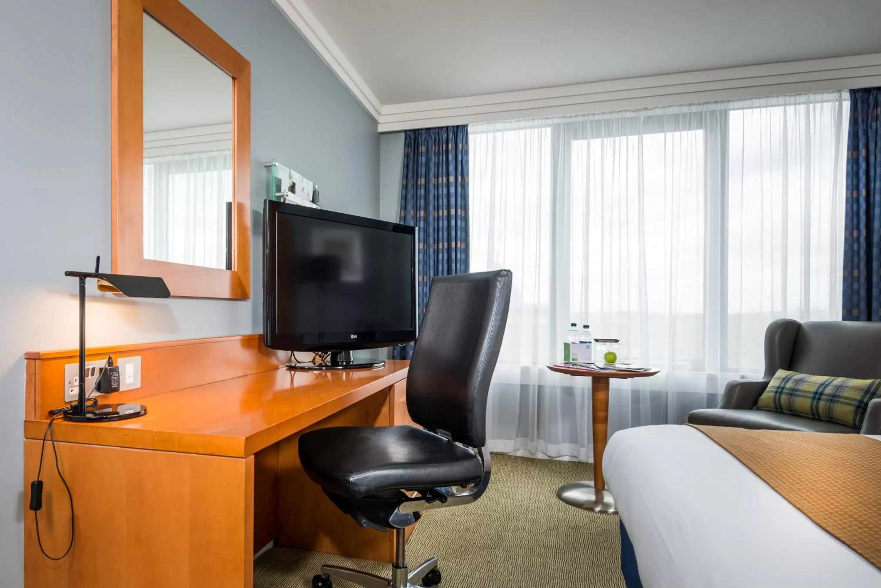 Bed, TV/Entertainment Center in Holiday Inn Milton Keynes Central, an IHG Hotel