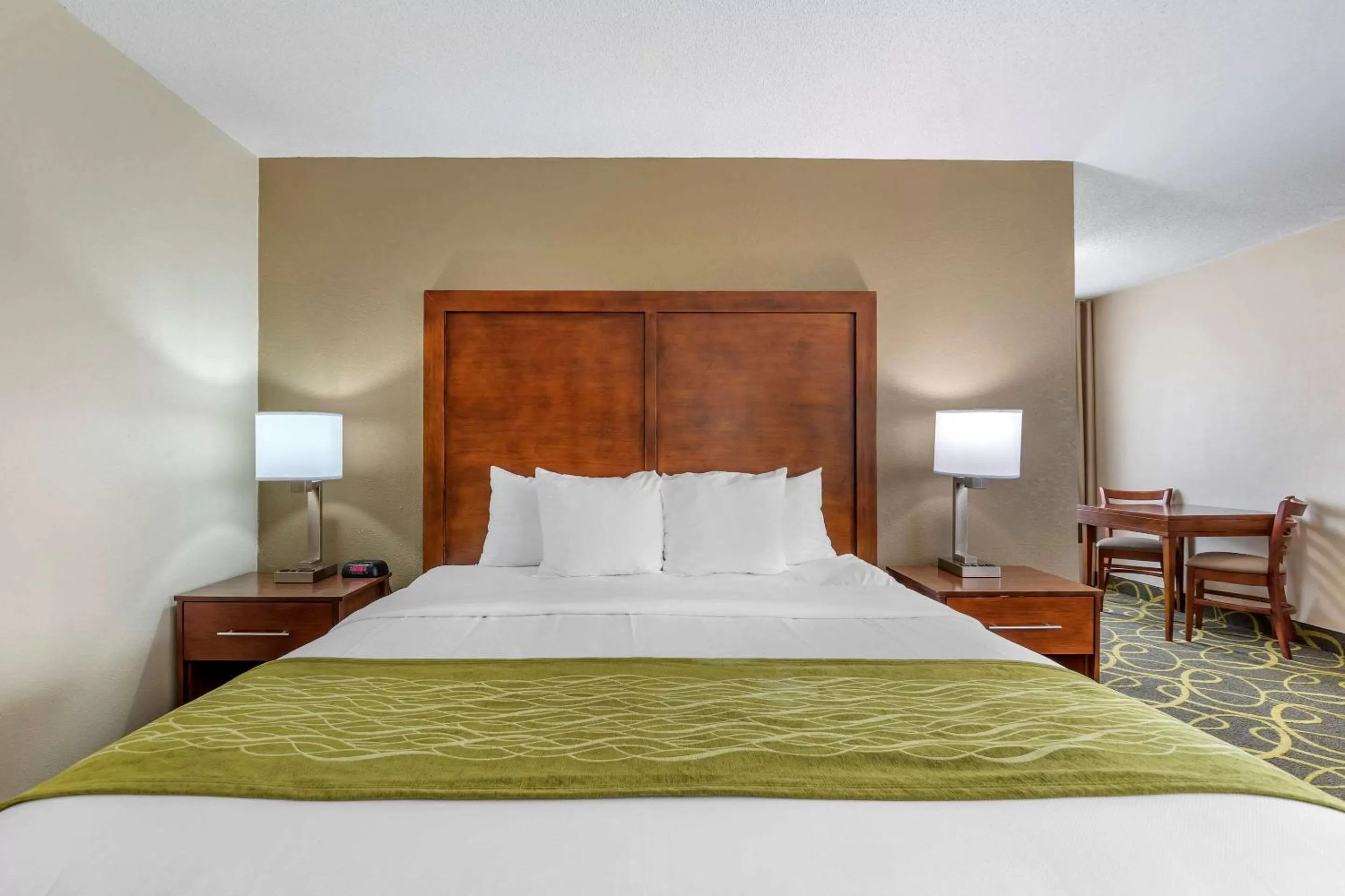 Photo of the whole room, Bed in Comfort Inn Muscatine near Hwy 61