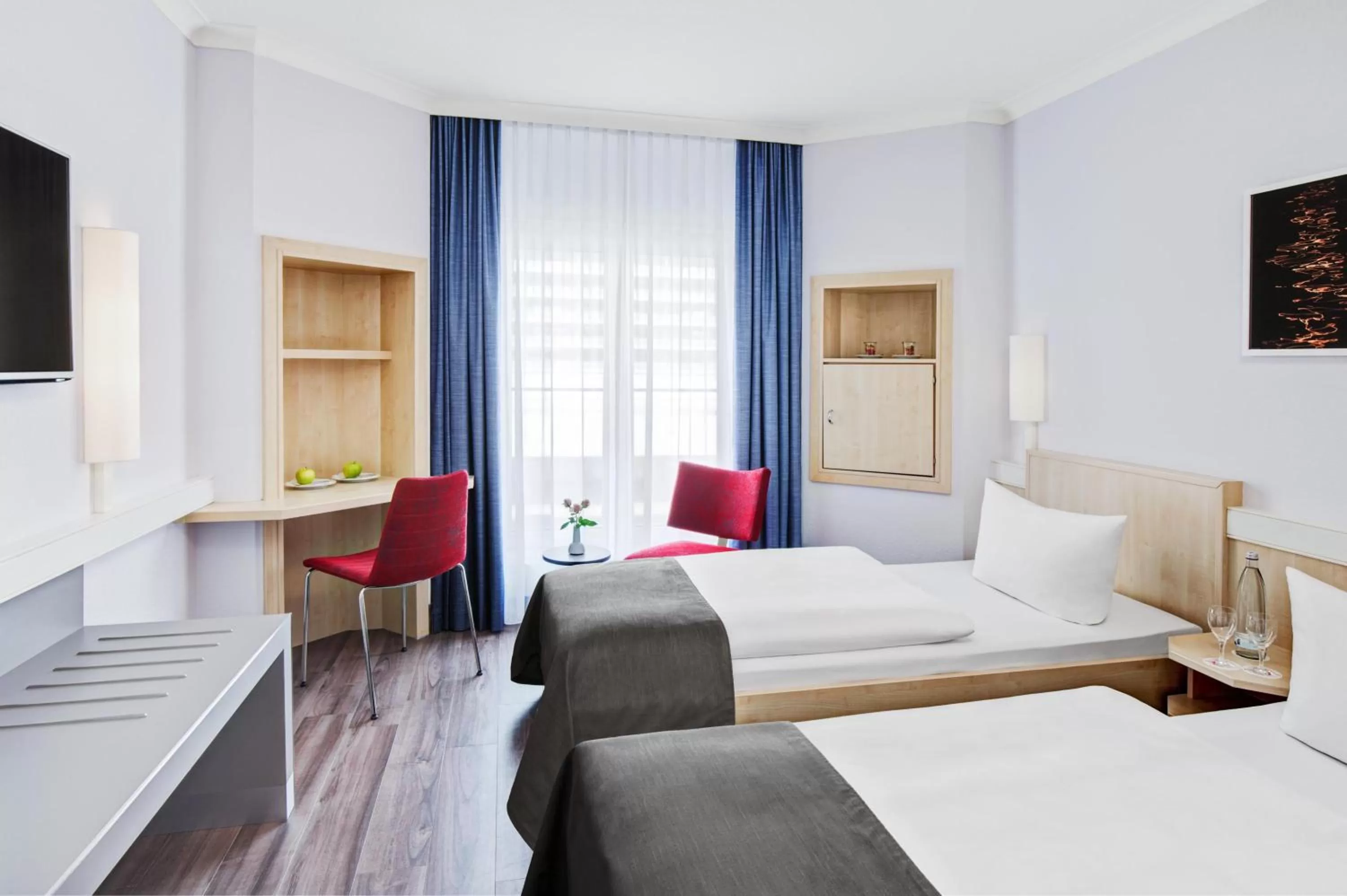 Photo of the whole room, Bed in IntercityHotel Hamburg Altona