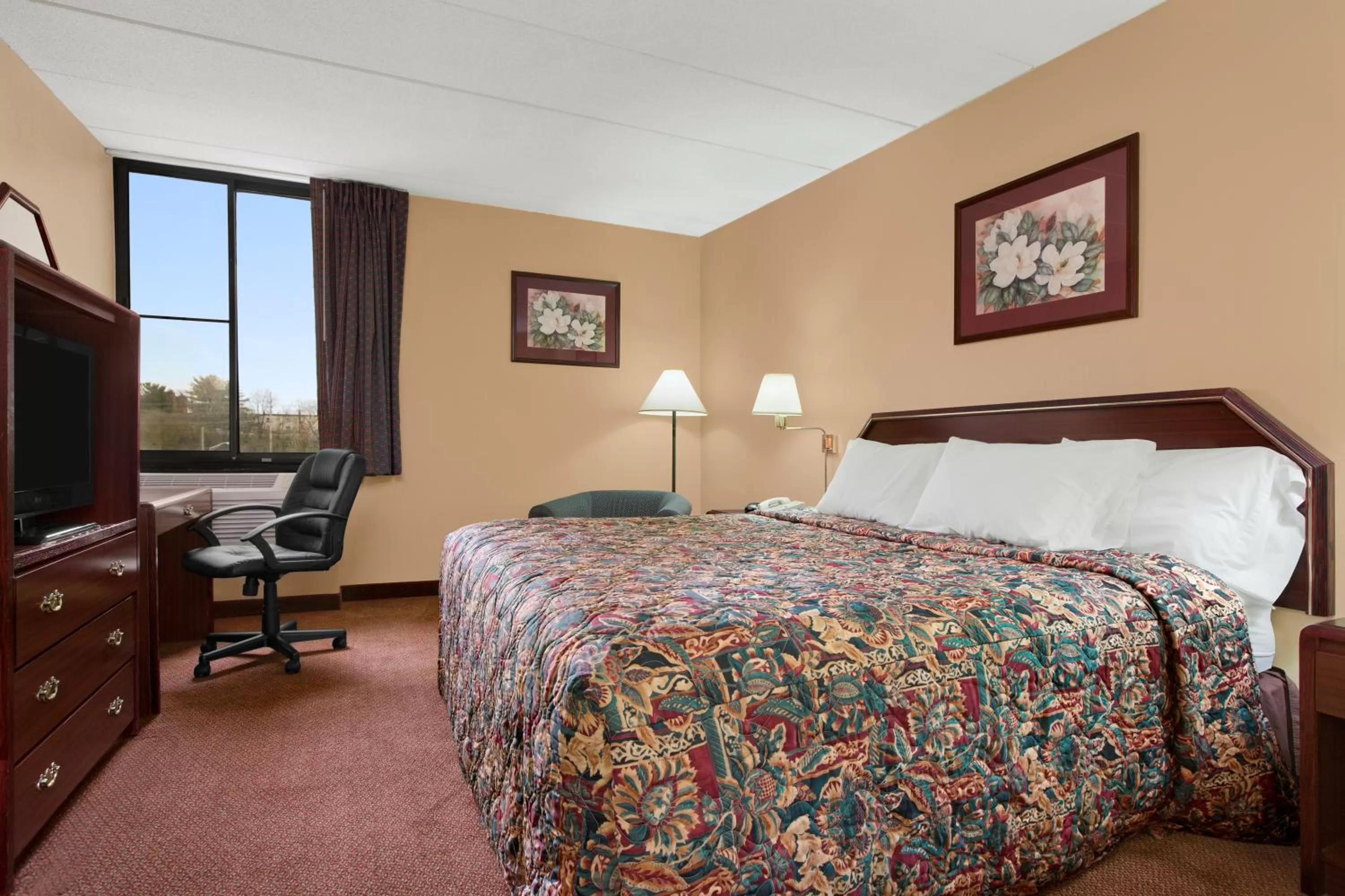 Bed in Days Inn by Wyndham Hagerstown I-70