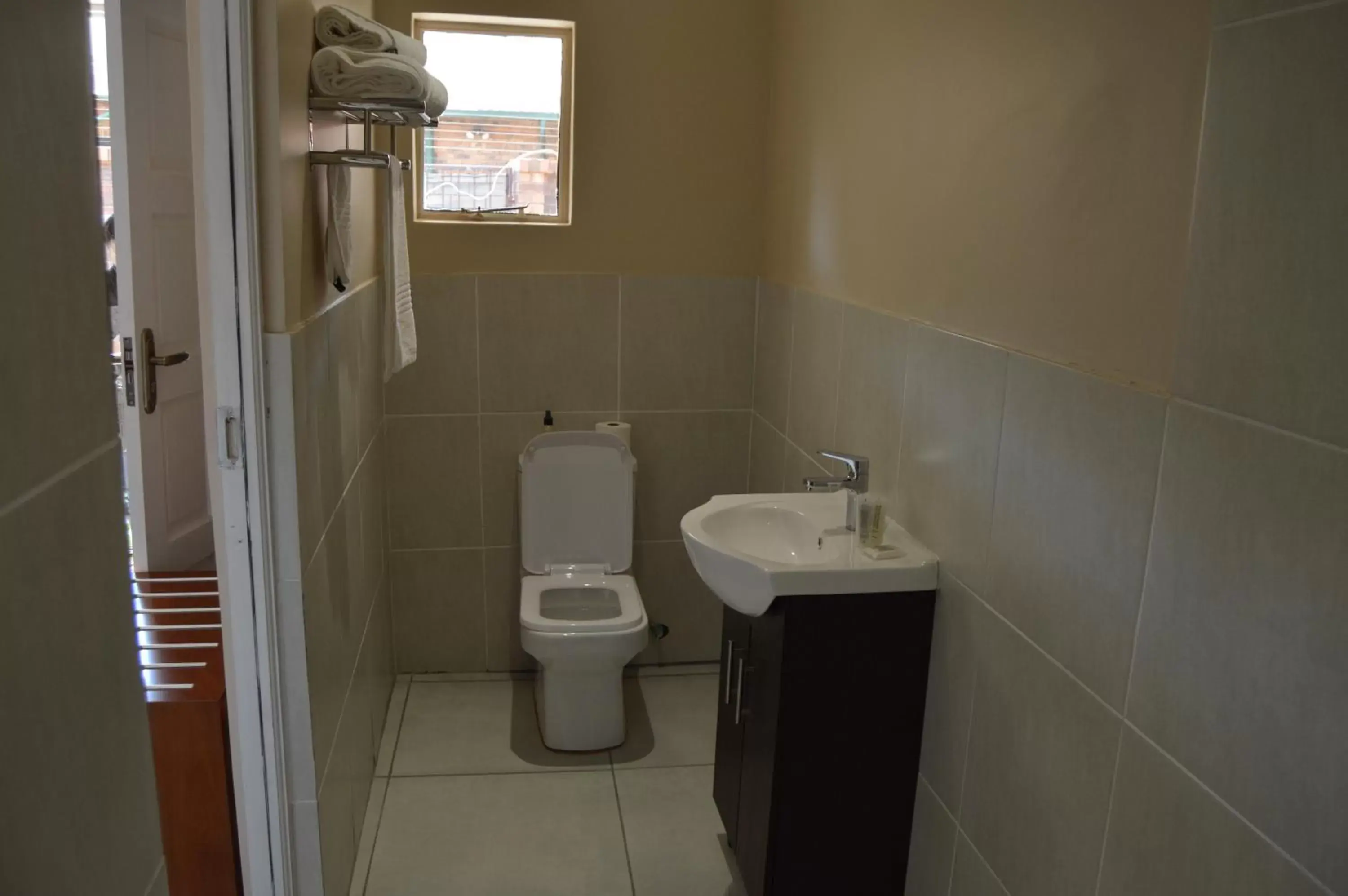 Bathroom in Airport Gardens Boutique Hotel