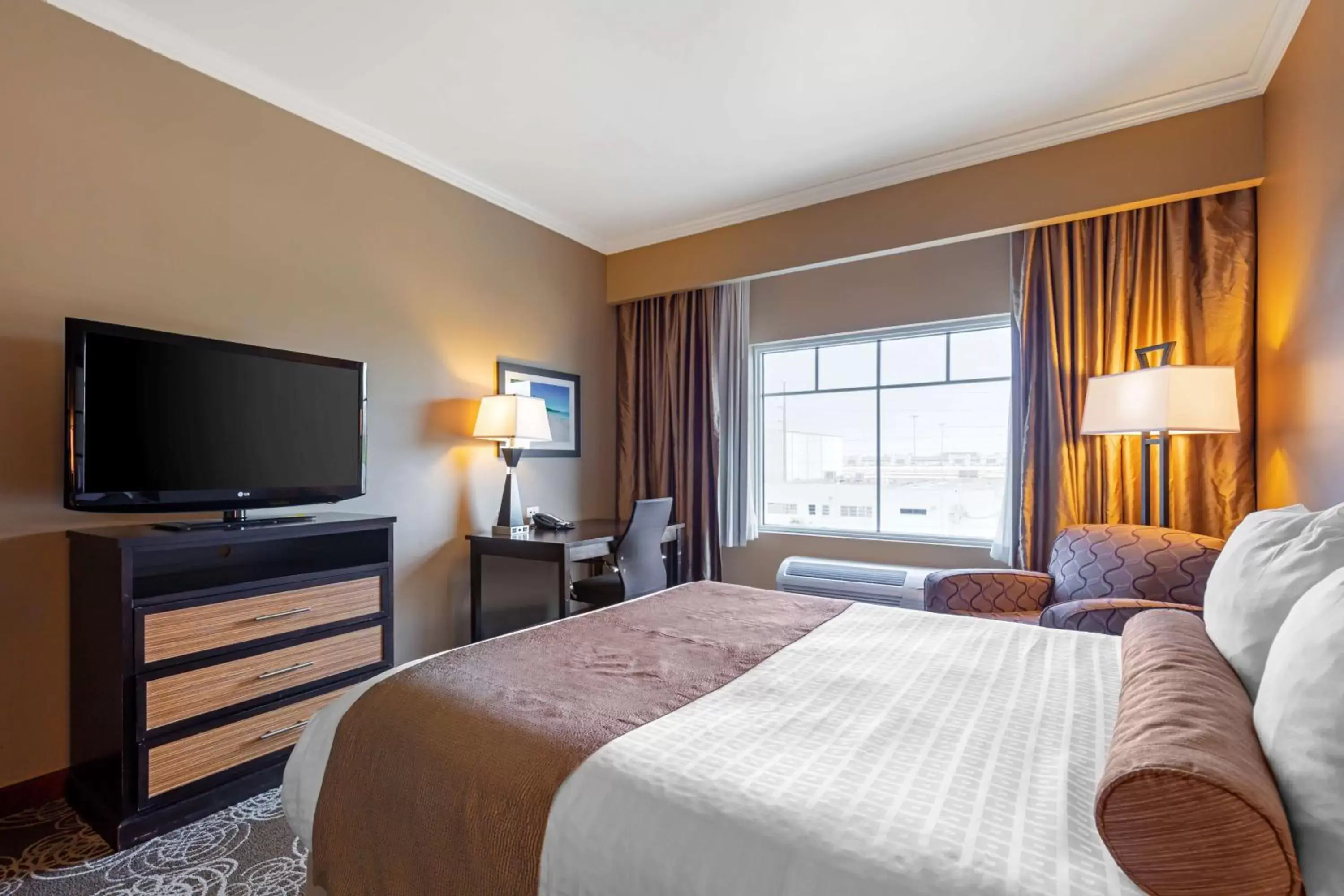 Bedroom, TV/Entertainment Center in Best Western Plus Miami Airport North Hotel & Suites