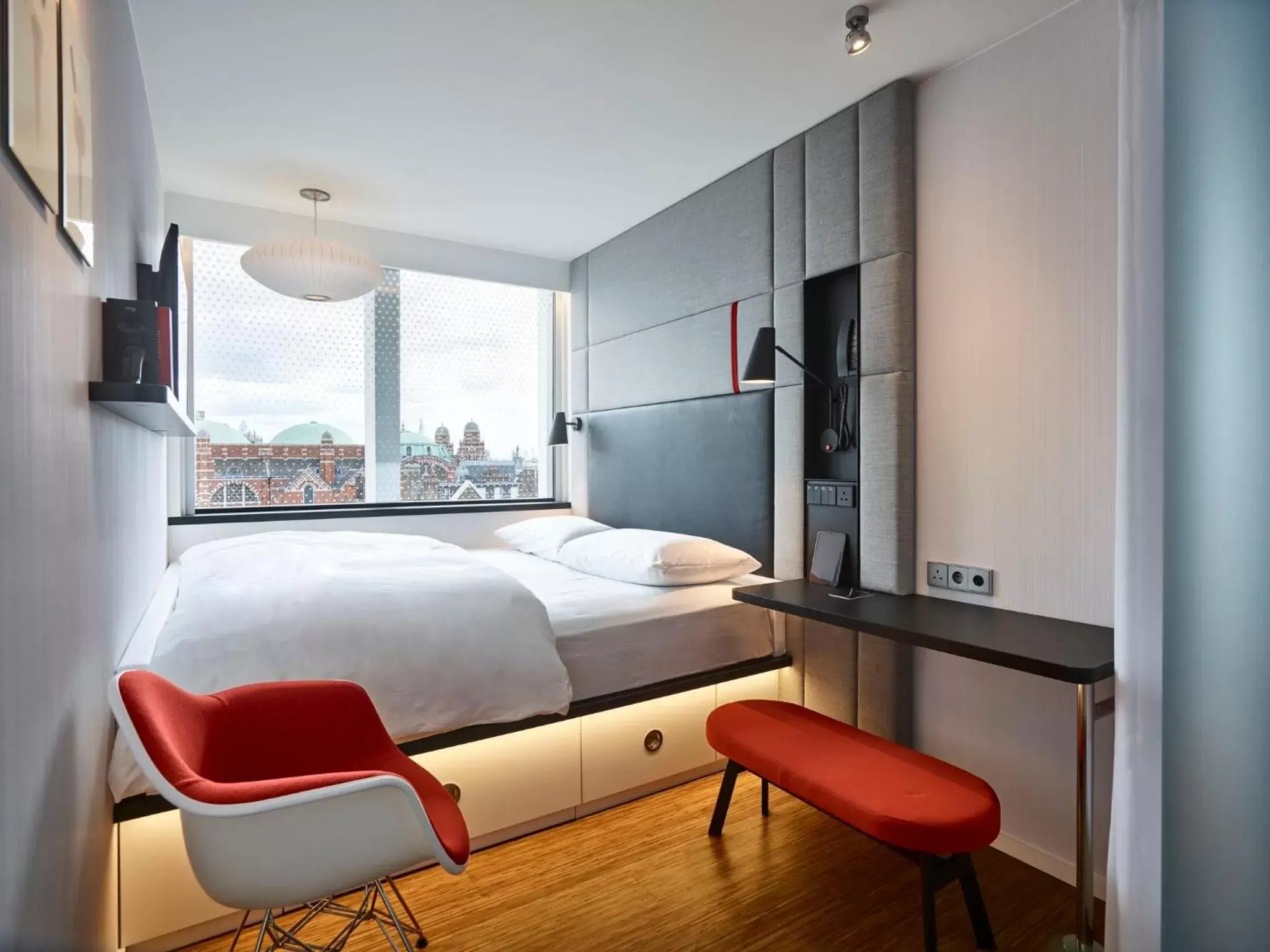 Photo of the whole room, Bed in citizenM London Victoria Station