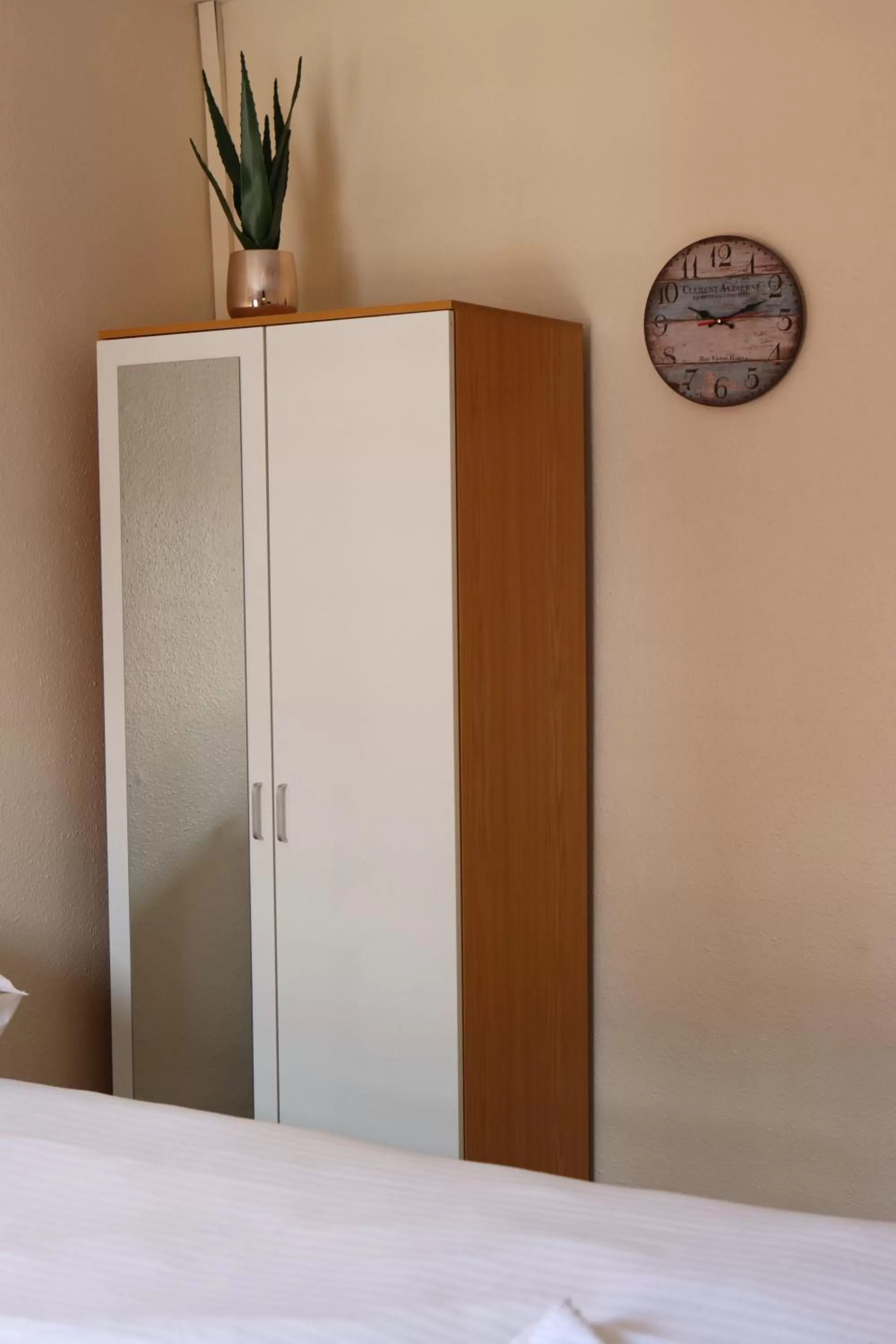 Bedroom, Bed in Huntsman Tavern