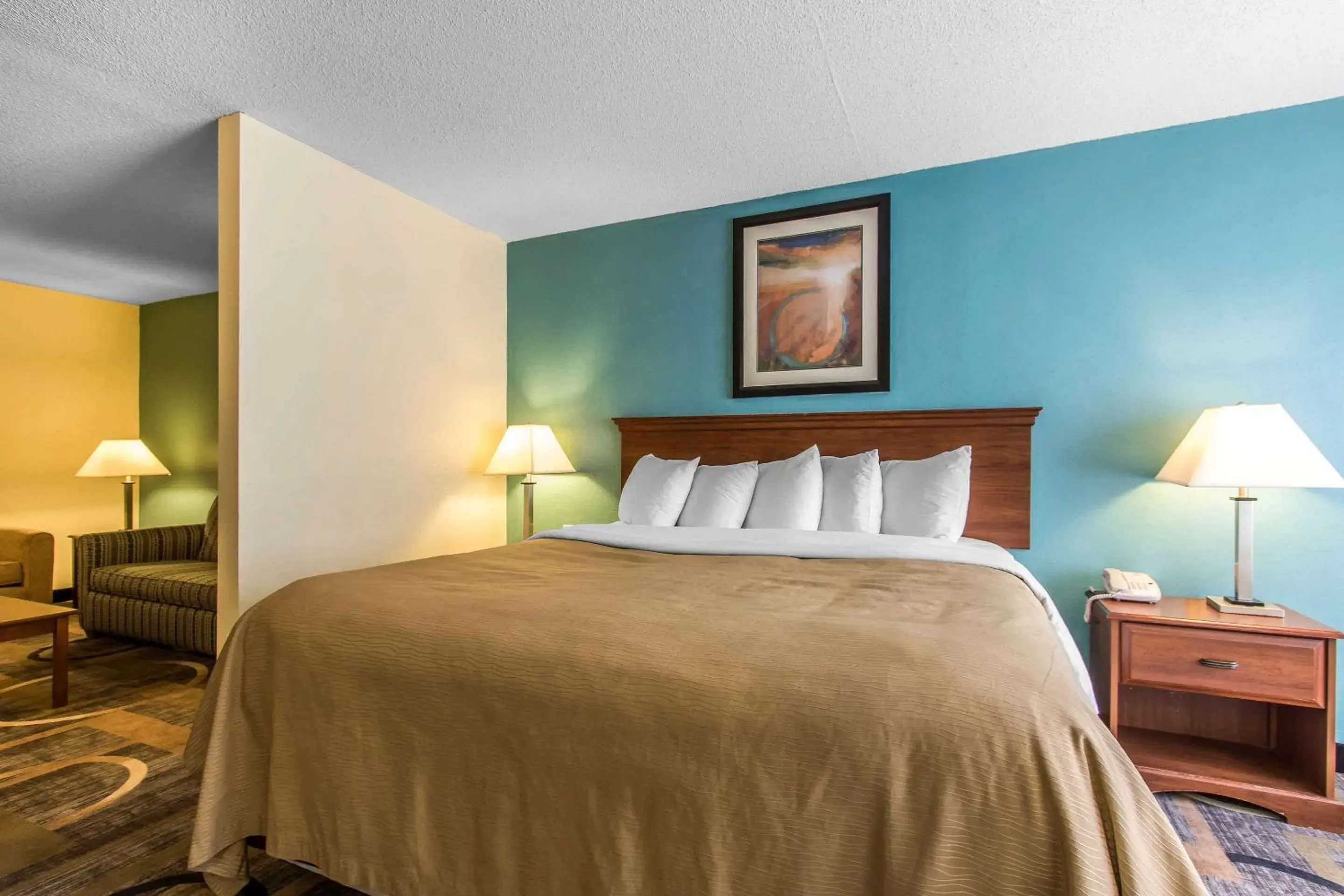 Photo of the whole room, Bed in Quality Inn & Suites Memphis East