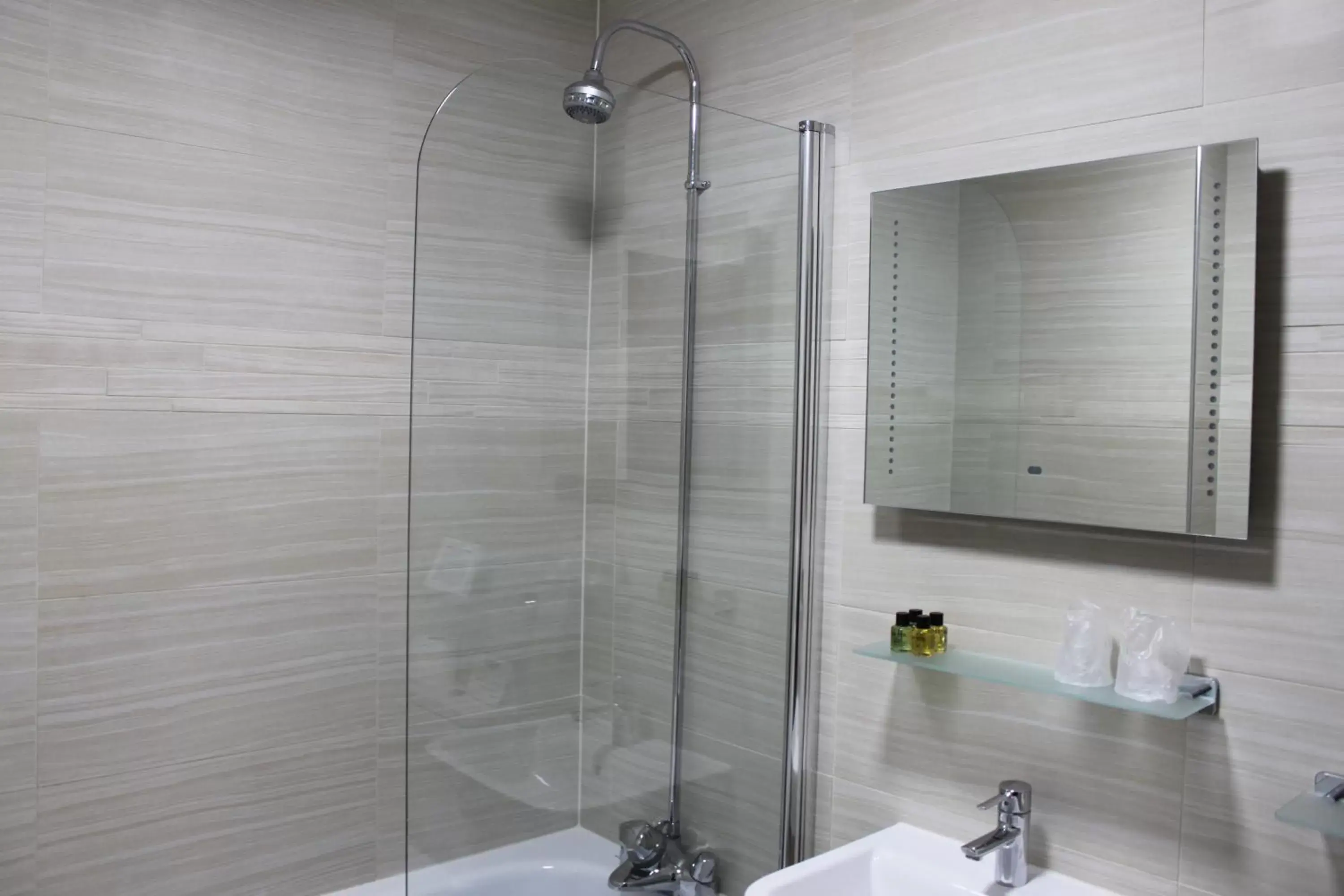 Shower, Bathroom in Mackays Hotel