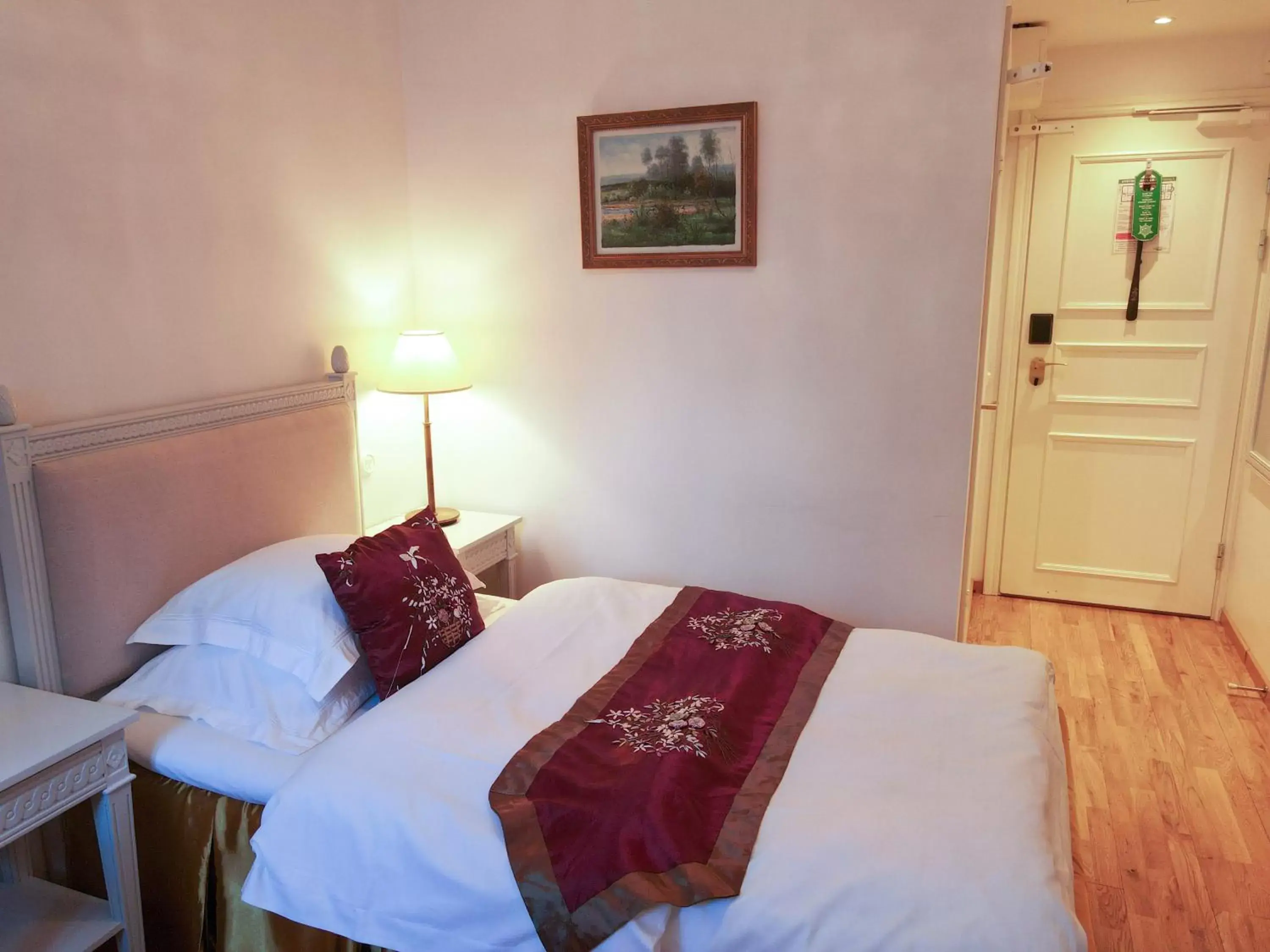 Property building, Bed in Brommavik Hotel