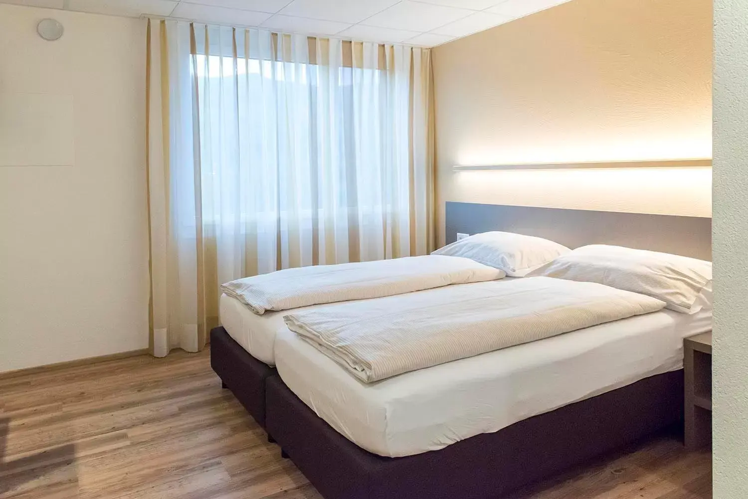 Staff, Bed in Hotel am Kreisel: Self-Service Check-In Hotel