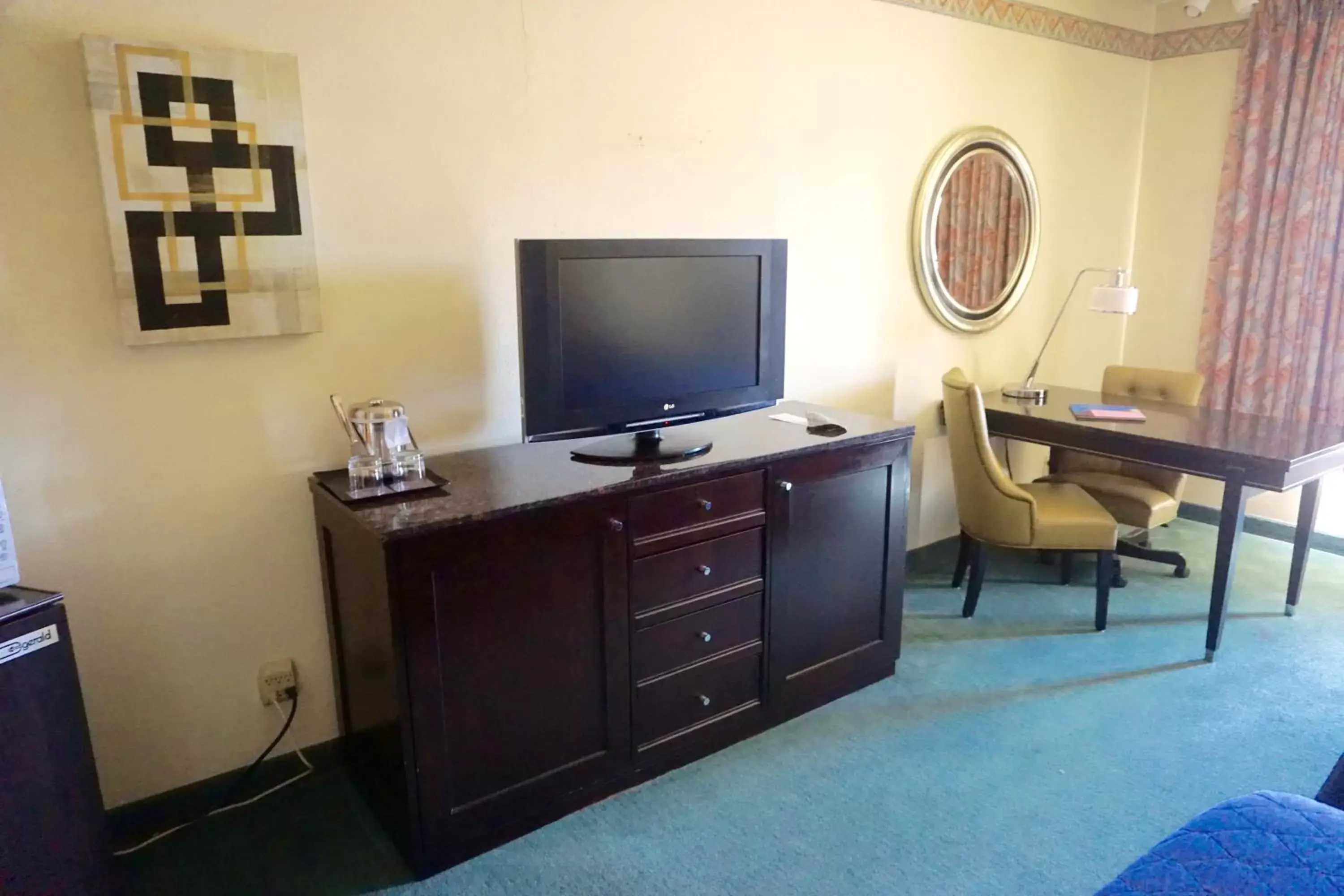 TV and multimedia, TV/Entertainment Center in Heritage Inn & Suites Ridgecrest - China Lake