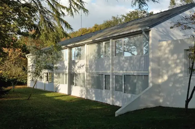 Facade/entrance, Property Building in Contact Hôtel du Parc