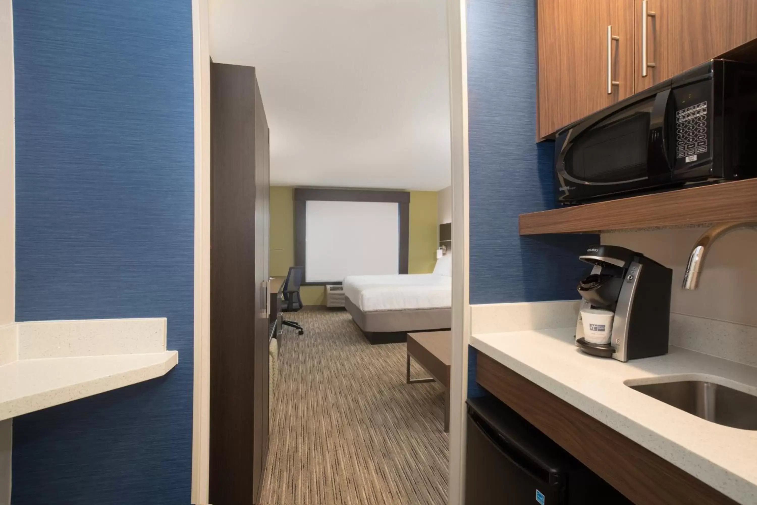 Bedroom, TV/Entertainment Center in Holiday Inn Express Hotel & Suites Longmont, an IHG Hotel