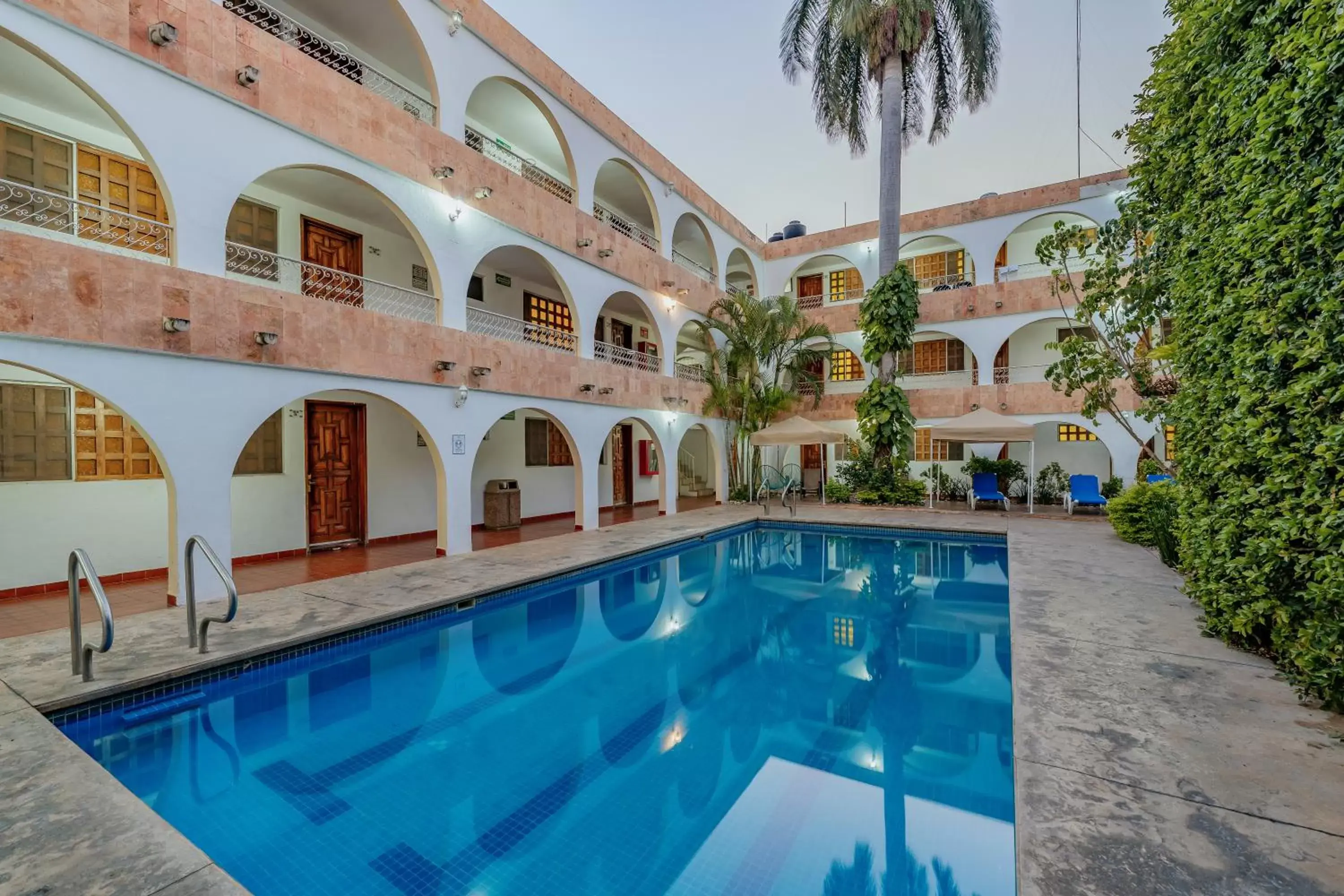 Swimming pool, Property Building in Hotel Maya Yucatan