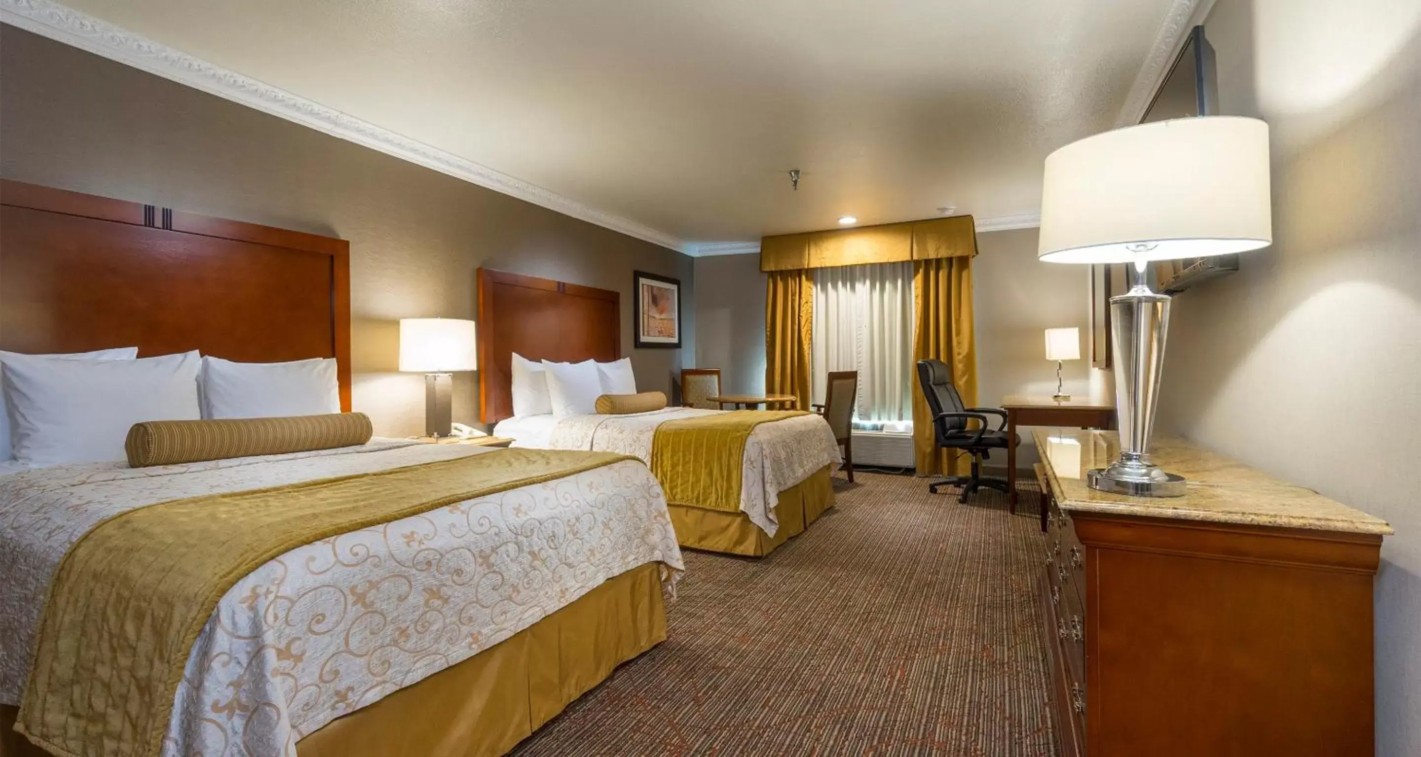 Bed in Best Western Plus Newport Mesa Inn