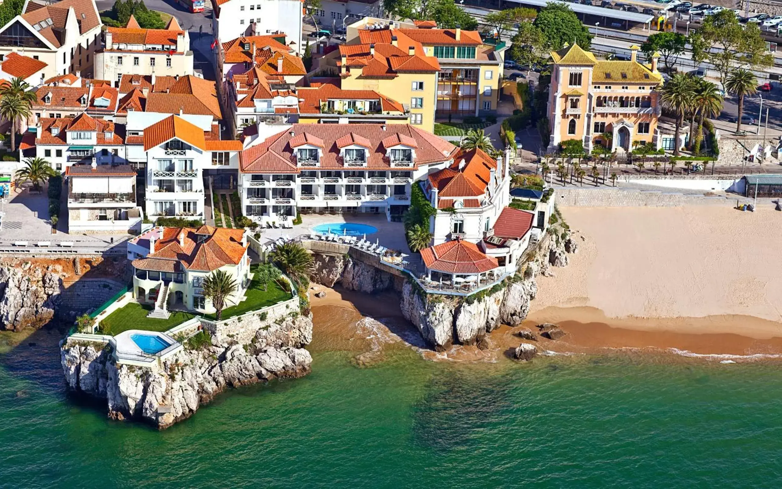 Bird's eye view, Bird's-eye View in The Albatroz Hotel