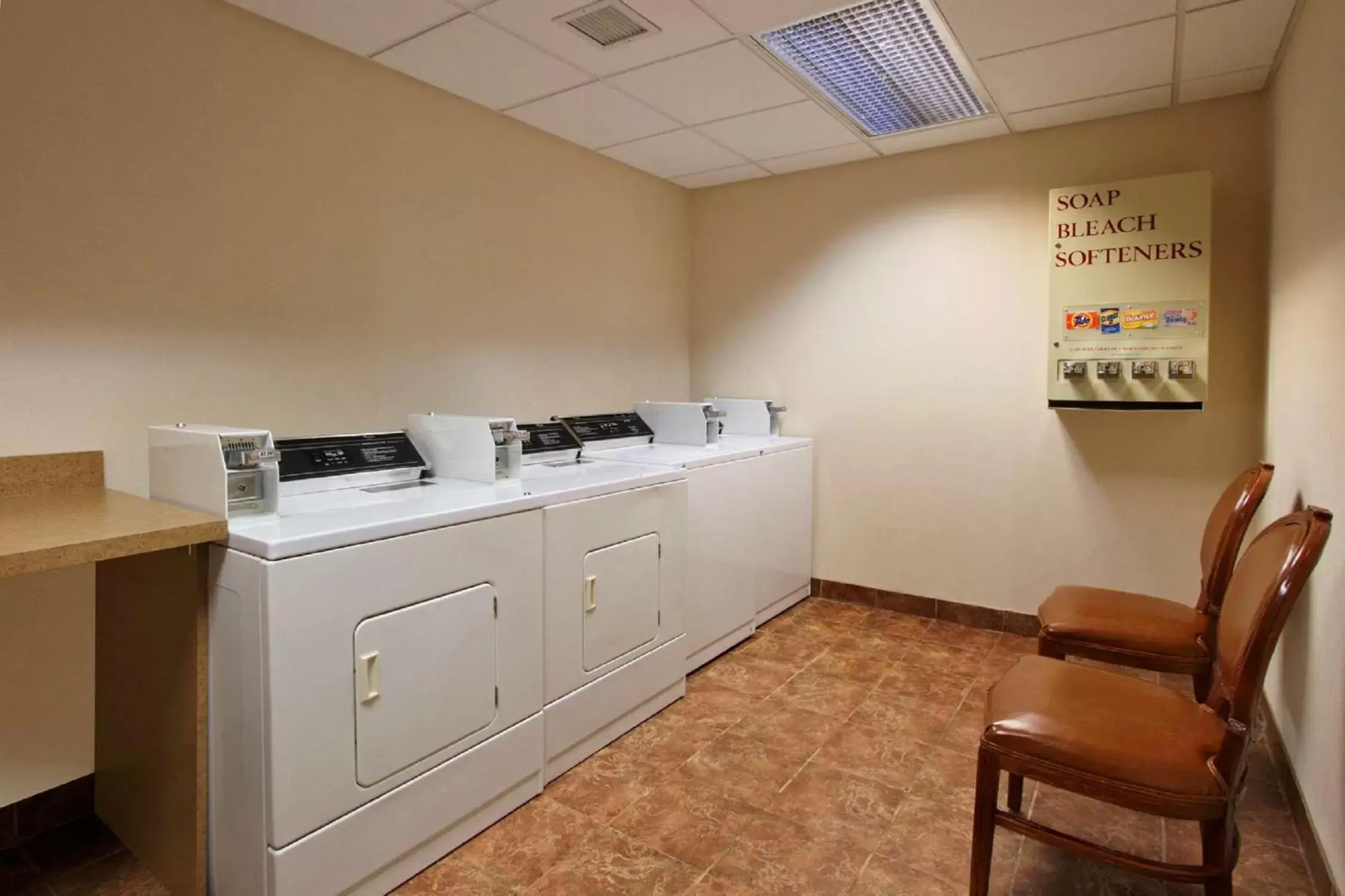 Property building, Kitchen/Kitchenette in Hampton Inn & Suites Newtown